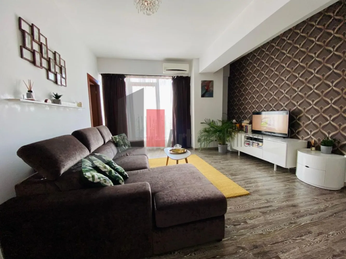 Apartament cu 2 camere de inchiriat-Bucurestii Noi-Laminorului-cu centrala - Apartament cu 2 camere de inchiriat, semidecomandat, pe soseaua Chitilei cu strada Hotin, la etajul 2 din 5, bloc construit in 2014.
Apartamentul este complet utilat si dotat.
Bucatarie este inchisa, cu centrala proprie, aer conditionat, cada cu hidromasaj in baie, living spatios, balcon mic inchis cu iesire din dormitor.
Blocul este izolat, asadar cheltuielie sunt reduse.
Locuri de parcare disponibile la liber pe strada, sau langa bloc pe principiul primul venit, primul servit
In apropiere este Leroy Merlin, Colosseum Mall, Carrefour Hipermarket, benzinaria Mol.
Se face contract la ANAF. Se fac ~20 minute de mers pe jos pana la statia de metrou Laminorului