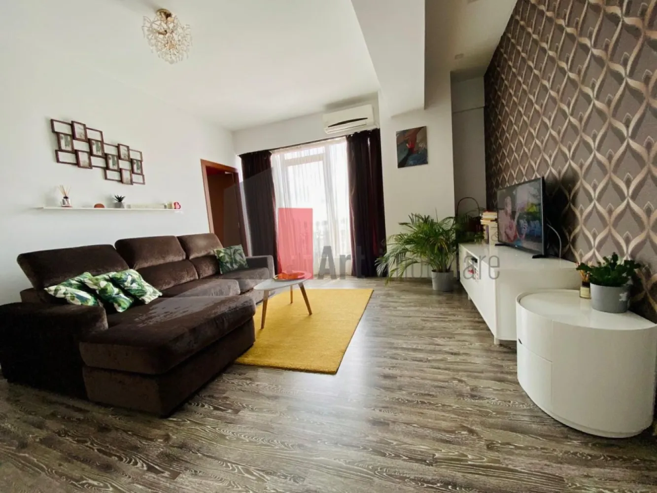 Apartament cu 2 camere de inchiriat-Bucurestii Noi-Laminorului-cu centrala - Apartament cu 2 camere de inchiriat, semidecomandat, pe soseaua Chitilei cu strada Hotin, la etajul 2 din 5, bloc construit in 2014.
Apartamentul este complet utilat si dotat.
Bucatarie este inchisa, cu centrala proprie, aer conditionat, cada cu hidromasaj in baie, living spatios, balcon mic inchis cu iesire din dormitor.
Blocul este izolat, asadar cheltuielie sunt reduse.
Locuri de parcare disponibile la liber pe strada, sau langa bloc pe principiul primul venit, primul servit
In apropiere este Leroy Merlin, Colosseum Mall, Carrefour Hipermarket, benzinaria Mol.
Se face contract la ANAF. Se fac ~20 minute de mers pe jos pana la statia de metrou Laminorului
