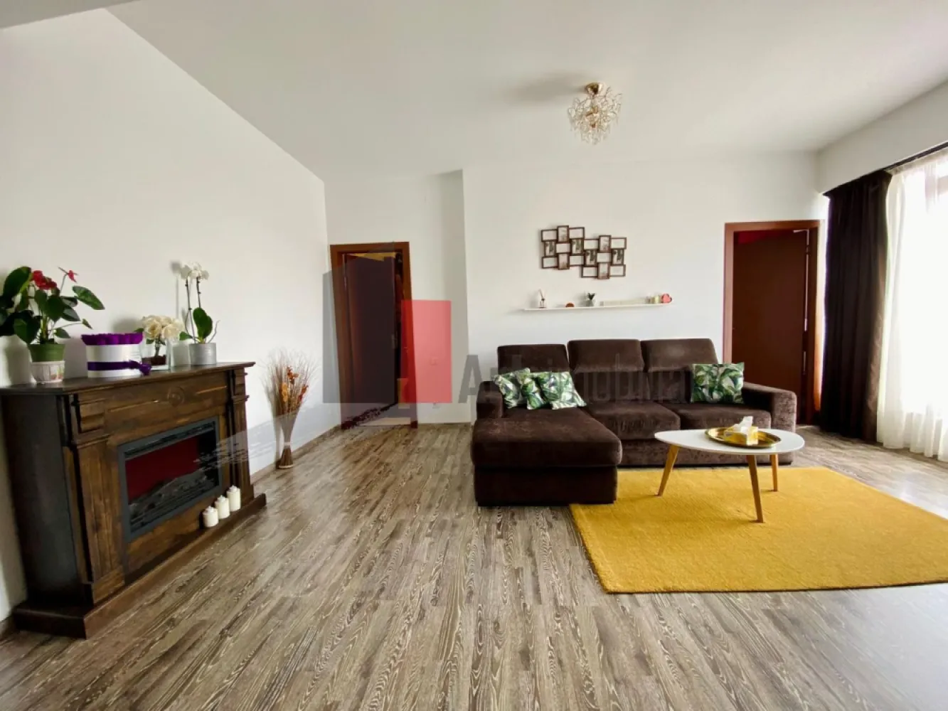 Apartament cu 2 camere de inchiriat-Bucurestii Noi-Laminorului-cu centrala - Apartament cu 2 camere de inchiriat, semidecomandat, pe soseaua Chitilei cu strada Hotin, la etajul 2 din 5, bloc construit in 2014.
Apartamentul este complet utilat si dotat.
Bucatarie este inchisa, cu centrala proprie, aer conditionat, cada cu hidromasaj in baie, living spatios, balcon mic inchis cu iesire din dormitor.
Blocul este izolat, asadar cheltuielie sunt reduse.
Locuri de parcare disponibile la liber pe strada, sau langa bloc pe principiul primul venit, primul servit
In apropiere este Leroy Merlin, Colosseum Mall, Carrefour Hipermarket, benzinaria Mol.
Se face contract la ANAF. Se fac ~20 minute de mers pe jos pana la statia de metrou Laminorului