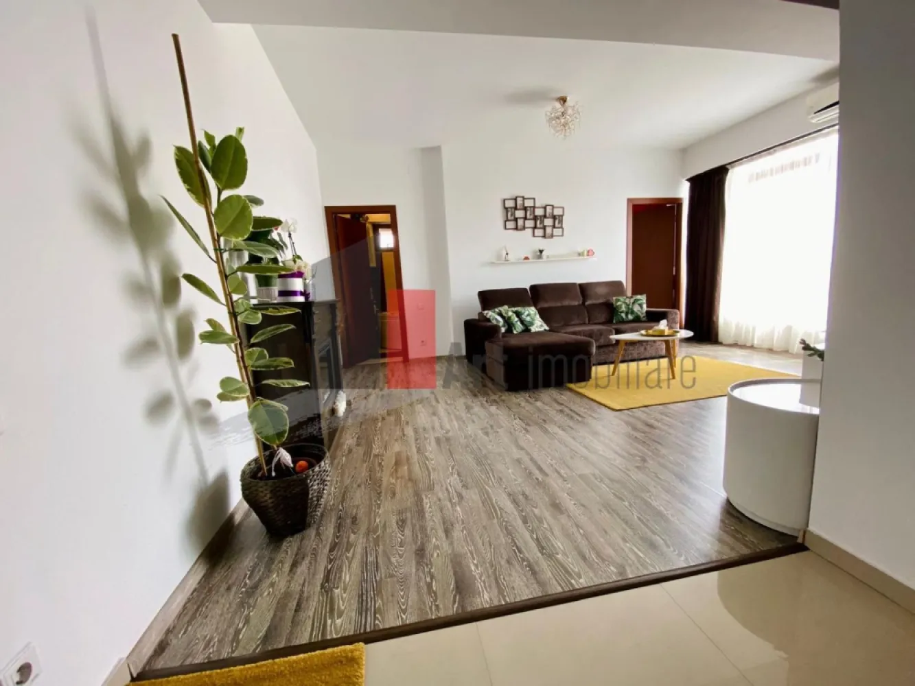 Apartament cu 2 camere de inchiriat-Bucurestii Noi-Laminorului-cu centrala - Apartament cu 2 camere de inchiriat, semidecomandat, pe soseaua Chitilei cu strada Hotin, la etajul 2 din 5, bloc construit in 2014.
Apartamentul este complet utilat si dotat.
Bucatarie este inchisa, cu centrala proprie, aer conditionat, cada cu hidromasaj in baie, living spatios, balcon mic inchis cu iesire din dormitor.
Blocul este izolat, asadar cheltuielie sunt reduse.
Locuri de parcare disponibile la liber pe strada, sau langa bloc pe principiul primul venit, primul servit
In apropiere este Leroy Merlin, Colosseum Mall, Carrefour Hipermarket, benzinaria Mol.
Se face contract la ANAF. Se fac ~20 minute de mers pe jos pana la statia de metrou Laminorului