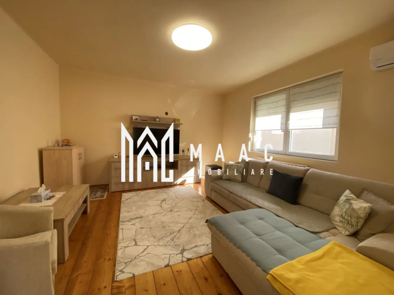 Apartament la casa | 3 camere | Garaj | P+D I Terezian - Maac Imobiliare propune un apartament la casa, situat la parterul unui imobil cu regim de inaltime D+P+E+P, din cartierul Terezian. Locuinta are in alcatuire: hol de acces, bucatarie inchisa, living, 3 dormitoare, baie. Demisolul cuprinde: hol de acces, chicineta, spalatorie, pivnita, debara, si camara, camera tehnica. Caracteristici generale: Suprafață utilă: 94.76 mp Număr camere: 3 camere An construcție: 1970 Etaj: Parter + demisol Detalii Interioare: Încălzire: Centrală proprie, calorifere Climatizare: Aer condiționat Acces internet: Cablu, fibră optică, wireless Bucătării: 2 bucătării (una parțial mobilată) Demisol: Suprafață: 34 mp Pivniță: 9 mp 2 cămări Garaj: Suprafață: 25 mp Include pod pentru depozitare Curte: Cota parte: 299 mp din totalul de 598 mp Pavată și amenajată cu gazon (90 mp) Utilități schimbate recent Dotări și facilități: Contorizare: Apometre și contor gaz Alte beneficii: Intrare separată și utilități separate pentru apartament Acces și facilități exterioare: Străzi: Asfaltate, iluminat stradal Transport: Acces facil la mijloace de transport în comun, stații autobuz și taxi Zona: Aproape de magazine, parcuri și alte facilități urbane. Pentru mai multe detalii precizati telefonic ca ati vazut anuntul cu ID: CP2285580 }}