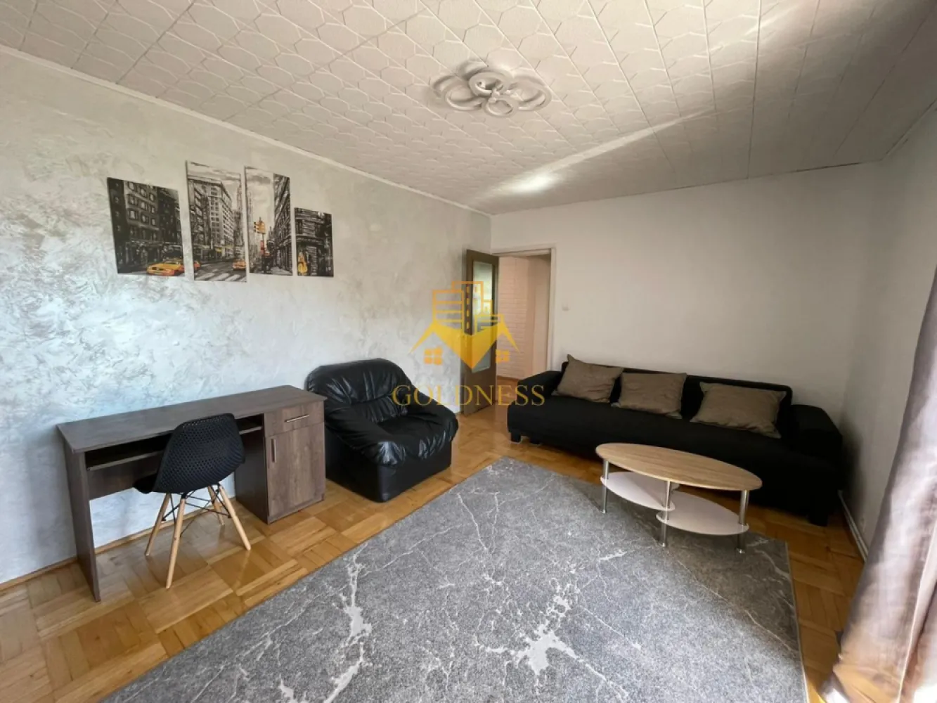 2 Camere decomandate, Cartierul Marasti, The Office,FSPAC,Lidl,18 Gym. - GOLDNESS Imobiliare vă propune spre închiriere un apartament cu 2 camere complet mobilat și utilat, la etajul 4 într-un imobil de 4 etaje, în Cartierul Marasti.
Posibilitate de parcare in zona la liber!
Se află în apropierea stațiilor de transport în comun, magazine, restaurante, spații verzi, farmacii, etc. 

Apartamentul este compartimentat astfel:
 - dormitor cu pat matrimonial, dressing, noptiere
 - living cu canapea extensibilă, fotoliu, loc de servit cafeaua.
 - bucatarie complet utilată și mobilată, loc de servit masa.
 - baie cu cabina de dus, calorifer port prosop și dulap pentru depozitare.
 - balcon 4 mp.

Imobilul este dotat cu toate cele necesare- centrală proprie, frigider, aragaz, hotă, mașină de spălat haine, etc. 

Dacă sunteți interesați de acest apartament și doriți să îl vizionați, dar și pentru alte oferte nu ezitați să ne contactați telefonic sau prin e-mail. Vă stăm la dispoziție!
Pentru intermediere se percepe un comision de 50% din prețul chiriei!