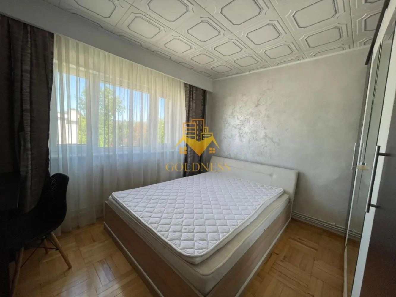 2 Camere decomandate, Cartierul Marasti, The Office,FSPAC,Lidl,18 Gym. - GOLDNESS Imobiliare vă propune spre închiriere un apartament cu 2 camere complet mobilat și utilat, la etajul 4 într-un imobil de 4 etaje, în Cartierul Marasti.
Posibilitate de parcare in zona la liber!
Se află în apropierea stațiilor de transport în comun, magazine, restaurante, spații verzi, farmacii, etc. 

Apartamentul este compartimentat astfel:
 - dormitor cu pat matrimonial, dressing, noptiere
 - living cu canapea extensibilă, fotoliu, loc de servit cafeaua.
 - bucatarie complet utilată și mobilată, loc de servit masa.
 - baie cu cabina de dus, calorifer port prosop și dulap pentru depozitare.
 - balcon 4 mp.

Imobilul este dotat cu toate cele necesare- centrală proprie, frigider, aragaz, hotă, mașină de spălat haine, etc. 

Dacă sunteți interesați de acest apartament și doriți să îl vizionați, dar și pentru alte oferte nu ezitați să ne contactați telefonic sau prin e-mail. Vă stăm la dispoziție!
Pentru intermediere se percepe un comision de 50% din prețul chiriei!