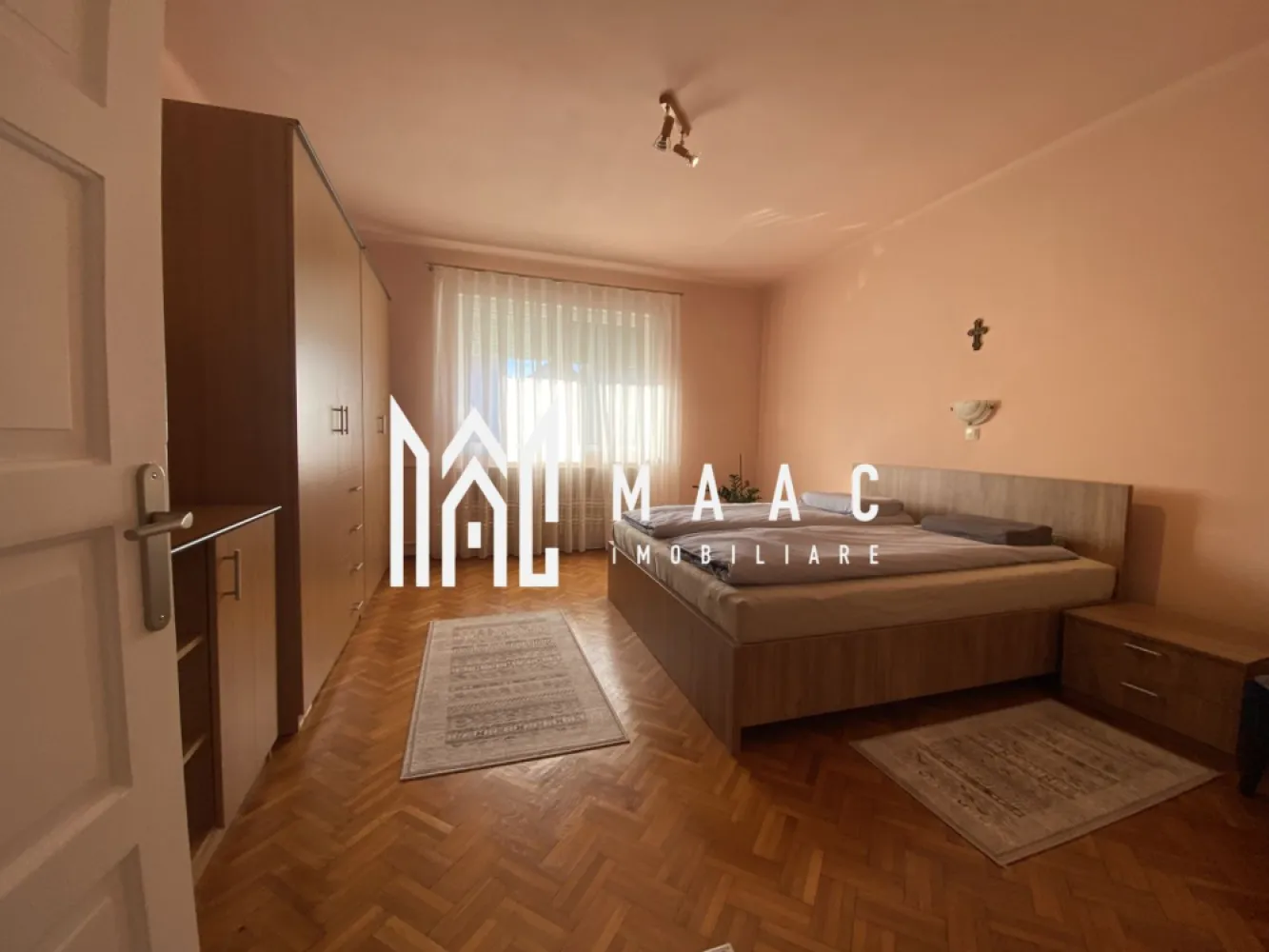 Apartament la casa | 3 camere | Garaj | P+D I Terezian - Maac Imobiliare propune un apartament la casa, situat la parterul unui imobil cu regim de inaltime D+P+E+P, din cartierul Terezian. Locuinta are in alcatuire: hol de acces, bucatarie inchisa, living, 3 dormitoare, baie. Demisolul cuprinde: hol de acces, chicineta, spalatorie, pivnita, debara, si camara, camera tehnica. Caracteristici generale: Suprafață utilă: 94.76 mp Număr camere: 3 camere An construcție: 1970 Etaj: Parter + demisol Detalii Interioare: Încălzire: Centrală proprie, calorifere Climatizare: Aer condiționat Acces internet: Cablu, fibră optică, wireless Bucătării: 2 bucătării (una parțial mobilată) Demisol: Suprafață: 34 mp Pivniță: 9 mp 2 cămări Garaj: Suprafață: 25 mp Include pod pentru depozitare Curte: Cota parte: 299 mp din totalul de 598 mp Pavată și amenajată cu gazon (90 mp) Utilități schimbate recent Dotări și facilități: Contorizare: Apometre și contor gaz Alte beneficii: Intrare separată și utilități separate pentru apartament Acces și facilități exterioare: Străzi: Asfaltate, iluminat stradal Transport: Acces facil la mijloace de transport în comun, stații autobuz și taxi Zona: Aproape de magazine, parcuri și alte facilități urbane. Pentru mai multe detalii precizati telefonic ca ati vazut anuntul cu ID: CP2285580 }}