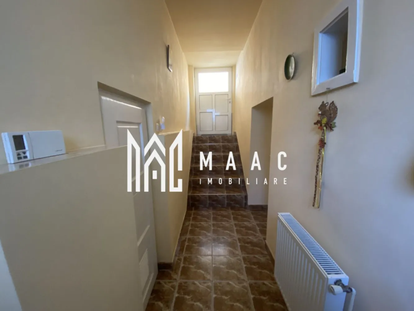 Apartament la casa | 3 camere | Garaj | P+D I Terezian - Maac Imobiliare propune un apartament la casa, situat la parterul unui imobil cu regim de inaltime D+P+E+P, din cartierul Terezian. Locuinta are in alcatuire: hol de acces, bucatarie inchisa, living, 3 dormitoare, baie. Demisolul cuprinde: hol de acces, chicineta, spalatorie, pivnita, debara, si camara, camera tehnica. Caracteristici generale: Suprafață utilă: 94.76 mp Număr camere: 3 camere An construcție: 1970 Etaj: Parter + demisol Detalii Interioare: Încălzire: Centrală proprie, calorifere Climatizare: Aer condiționat Acces internet: Cablu, fibră optică, wireless Bucătării: 2 bucătării (una parțial mobilată) Demisol: Suprafață: 34 mp Pivniță: 9 mp 2 cămări Garaj: Suprafață: 25 mp Include pod pentru depozitare Curte: Cota parte: 299 mp din totalul de 598 mp Pavată și amenajată cu gazon (90 mp) Utilități schimbate recent Dotări și facilități: Contorizare: Apometre și contor gaz Alte beneficii: Intrare separată și utilități separate pentru apartament Acces și facilități exterioare: Străzi: Asfaltate, iluminat stradal Transport: Acces facil la mijloace de transport în comun, stații autobuz și taxi Zona: Aproape de magazine, parcuri și alte facilități urbane. Pentru mai multe detalii precizati telefonic ca ati vazut anuntul cu ID: CP2285580 }}