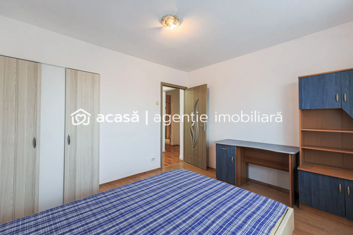 Spațiu, lumină și potențial: Apartamentul tău în Aradul Nou - Există proprietăți care te cuceresc prin compartimentarea lor generoasă, oferindu-ți libertatea de a organiza fiecare cameră exact așa cum ai visat. În inima cartierului Aradul Nou, vă propunem un apartament decomandat cu 3 camere, situat la ultimul etaj, unde liniștea și absența vecinilor de deasupra sunt principalele avantaje.

Fiind complet decomandat, apartamentul oferă intimitate fiecărui membru al familiei. Cele două băi sunt un beneficiu esențial, eliminând aglomerația matinală, iar cele două balcoane deschise invită lumina naturală în interior.

Blocul beneficiază de un acoperiș reabilitat integral în urmă cu 5 ani, oferindu-vă confortul psihic necesar în privința integrității etajului superior.

Bucătăria este completată de o zonă de depozitare extrem de utilă, un detaliu practic care ajută la menținerea ordinii în întreaga casă.

Încălzirea este asigurată prin sistemul centralizat (CET), punctul termic fiind situat chiar în curtea interioară a blocului, ceea ce asigură un randament termic optim.

Situat la etajul 4, apartamentul este o pânză albă ce așteaptă să fie personalizată. Este alegerea strategică pentru cineva care dorește să investească într-o zonă cu acces facil către punctele de interes ale orașului, dar ferită de zgomotul arterelor principale.

📍 Zona: Aradul Nou
📐 Suprafață: 97 mp construiți conform CF
🛋️ Configurație: 3 camere, 2 băi, 2 balcoane
💰 Preț: 62.000 €
🤝 Comision 0% pentru cumpărător

Pentru detalii și programarea unei vizionări:
Jasmina Uglesits - 0740814770 Consultant imobiliar - Agenția ACASĂ Arad

Nu dispui de toată suma? Te ajutăm noi gratuit! Îți obținem oferte de la 16 bănci.

Ai o proprietate de vânzare în Arad și vrei să știi cât valorează cu adevărat?
Sună-mă pentru o evaluare gratuită, fără obligații.

Birou: ACASĂ | Agenție imobiliară Arad
Bulevardul Decebal 2, Arad 310133