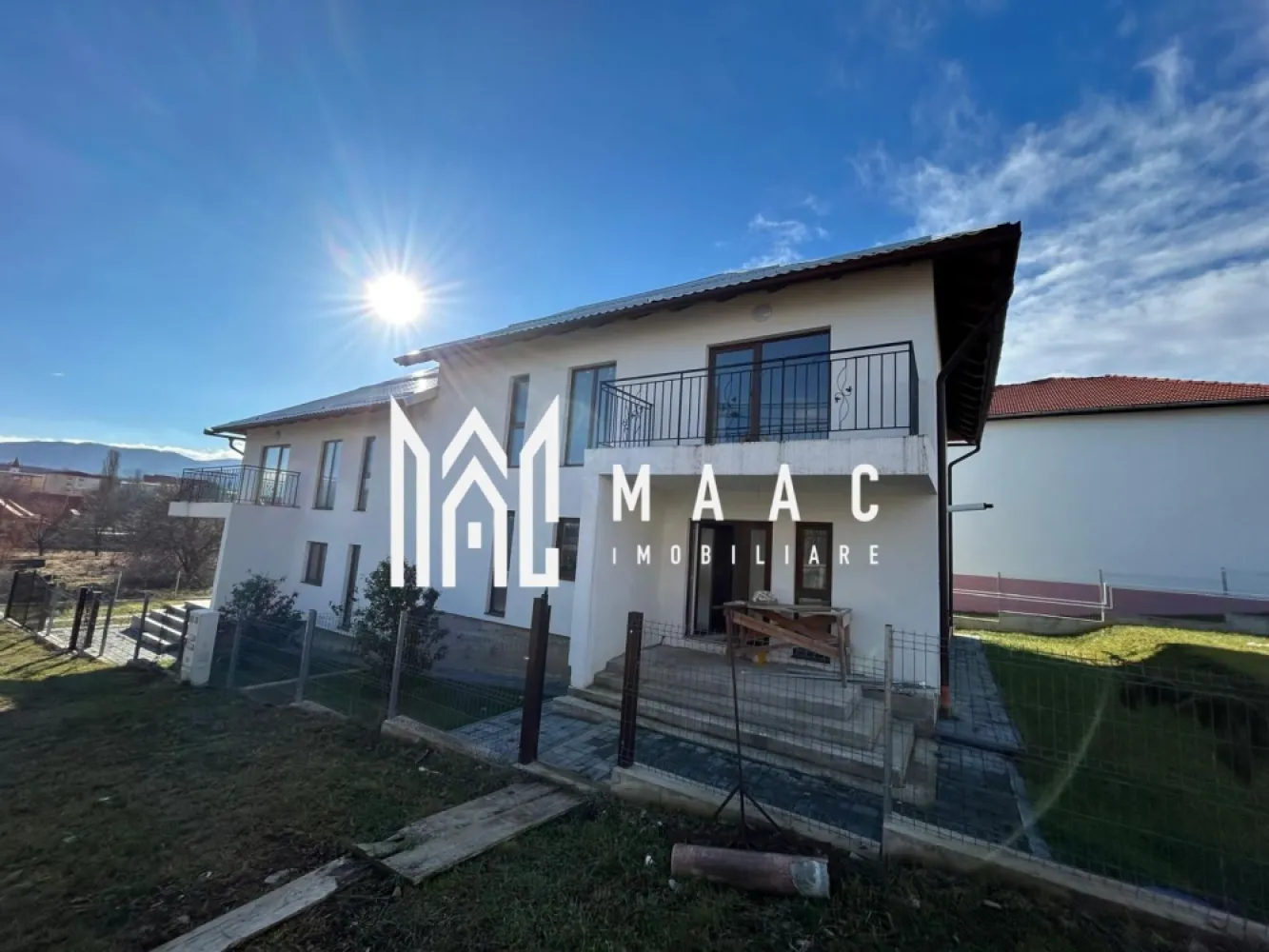 Duplex 4 camere I Acces auto - Curte 370 mp I Cisnădie - Maac Imobiliare prezintă un duplex spațios și modern, construit în 2024, situat în Cisnădie, la doar 10 minute de Sibiu. Această proprietate impresionează prin designul funcțional și finisajele de calitate, oferind confort și un mediu plăcut pentru întreaga familie. Caracteristici principale: Suprafață utilă: 160 mp, cu un regim de înălțime P+1E+Pod. Compartimentare: Parter: Living luminos; Bucătărie ce poate fi separată sau open space; 3 spații de depozitare; 1 baie; Ieșire către o terasă de 15 mp. Etaj: 3 dormitoare spațioase; 1 dressing generos; 2 balcoane de câte 8 mp fiecare; 1 baie. Pod: Spațiu destinat depozitării. Detalii suplimentare: Predare: La cheie, atât la interior, cât și la exterior; Dotări: Centrală proprie cu calorifere, ferestre PVC, uși interioare celulare, parchet, prize și aplice montate; Curte: 370 mp, pavată și amenajată cu gazon; Parcare: Locuri dedicate în curte. Avantaje: Accesibilitate: Zonă liniștită, aproape de magazine și mijloace de transport; Calitate: Construcție nouă, cu finisaje de top; Funcționalitate: Spații generoase și bine organizate pentru o viață confortabilă. Pentru mai multe informații sau pentru a programa o vizionare specificati ID: CP2281792 }}