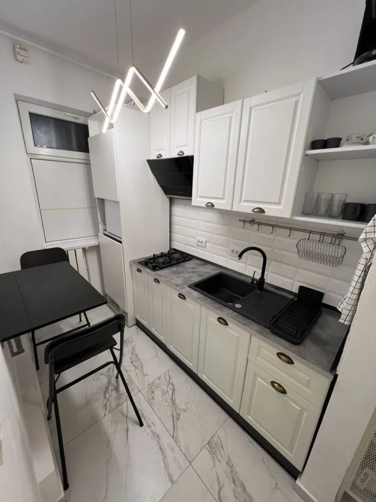 Ag BRASADAS închiriază ap 2 cam Et 2 LUX Centrul Vechi. - Agenția BRASADAS închiriază apartament recent renovat, finalizat acum o săptămâna, cu centrala noua pe condensare, toate necesitățile oferite. Capacitate 4 persoane , canapea extensibila in sufragerie și pat 180x200 în dormitor.Totul este de înaltă calitate și alese cu gust pentru a oferi un confort deplin chiar în inima capitalei , în centrul istoric pe strada Gabroveni 61, cu vedere în spatele blocului, lipsit de gălăgia din centrul vechi. Închiriez pe perioade de scurtă durată, cu utilitățile incluse în pret!! Se percepe garanție și plata lunii în avans. Prețul este pentru o perioada de o lună și repet, cu toate utilitățile incluse în pret!
Pentru mai multe oferte accesați www.brasadas.com.