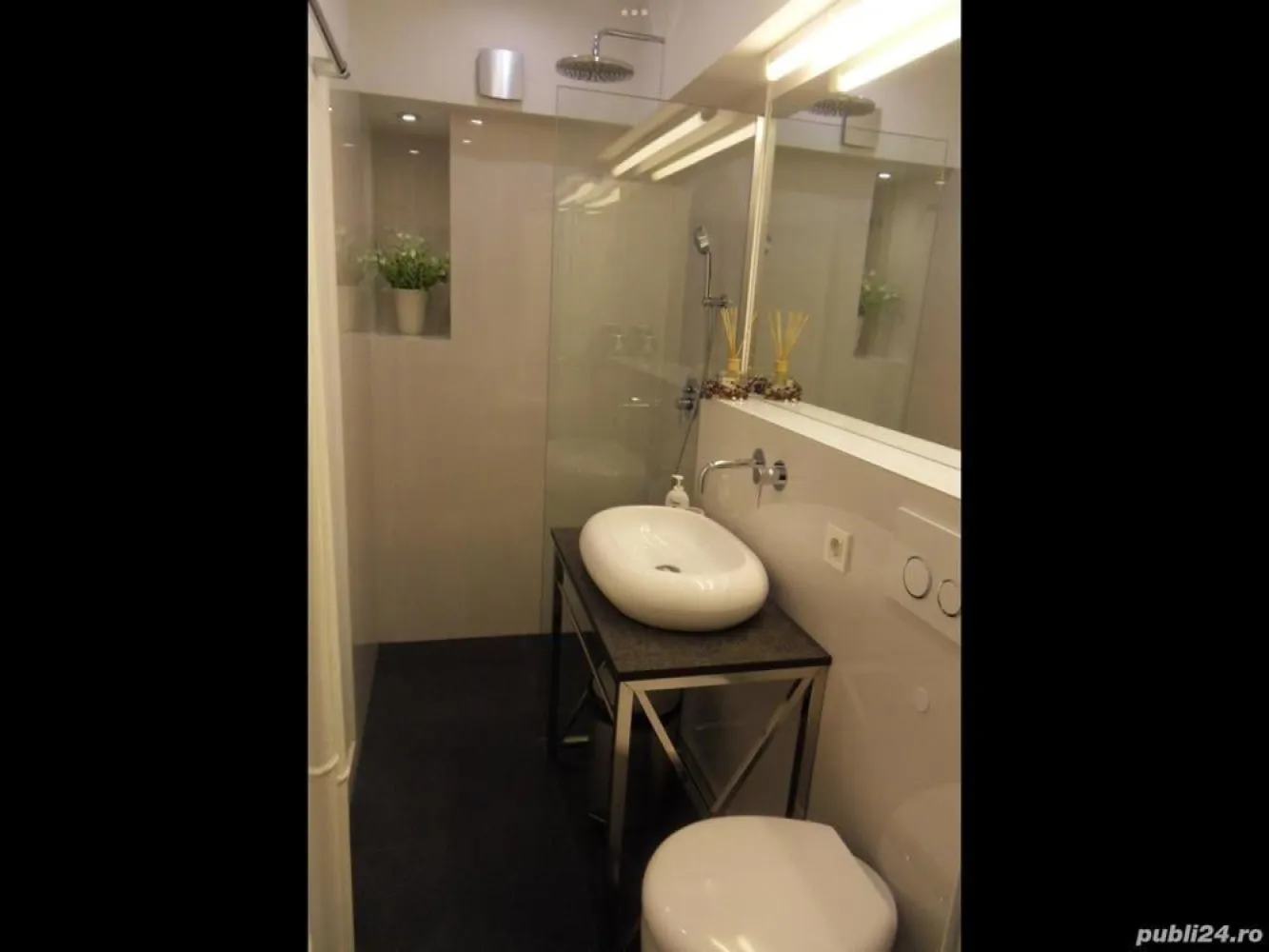 Calea Victoriei Universitate,ap.2 camere total renovat si mobilat modern - Calea Victoriei Universitate,apartament 2 camere 

semicomandat,renovat,utilat si mobilat modern!

Bloc fara risc seismic,centrala proprie,lift nou modern!

Direct proprietar
