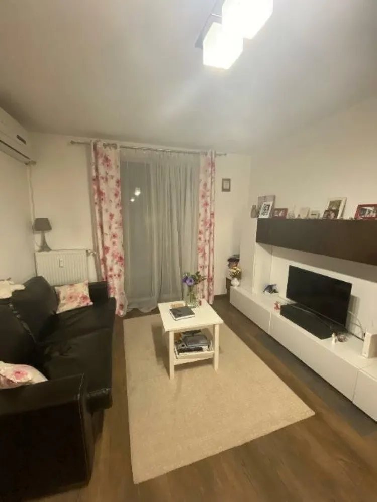 Ag BRASADAS închiriază apt. 2 cam Et 3/4 in Piata Victoriei. - Apartamentul este complet mobilat, foarte cochet, situat intr o zona linistita, departe de zgomotul orasului. Este complet utilat avand aer condiționat, Smart TV, mașină de spălat rufe,balcon închis si cămară/dressing .Bucătăria este închisă dotată cu cuptor electric și plită pe gaz, hotă, combină frigorifică.Etaj 3 din 4. 
Faceti 3 minute pe jos de la Metrou Victoriei.
