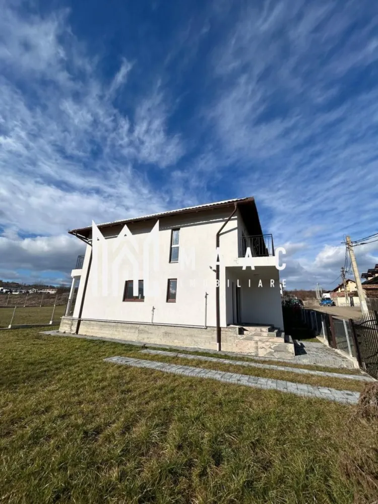 Duplex 4 camere I Acces auto - Curte 370 mp I Cisnădie - Maac Imobiliare prezintă un duplex spațios și modern, construit în 2024, situat în Cisnădie, la doar 10 minute de Sibiu. Această proprietate impresionează prin designul funcțional și finisajele de calitate, oferind confort și un mediu plăcut pentru întreaga familie. Caracteristici principale: Suprafață utilă: 160 mp, cu un regim de înălțime P+1E+Pod. Compartimentare: Parter: Living luminos; Bucătărie ce poate fi separată sau open space; 3 spații de depozitare; 1 baie; Ieșire către o terasă de 15 mp. Etaj: 3 dormitoare spațioase; 1 dressing generos; 2 balcoane de câte 8 mp fiecare; 1 baie. Pod: Spațiu destinat depozitării. Detalii suplimentare: Predare: La cheie, atât la interior, cât și la exterior; Dotări: Centrală proprie cu calorifere, ferestre PVC, uși interioare celulare, parchet, prize și aplice montate; Curte: 370 mp, pavată și amenajată cu gazon; Parcare: Locuri dedicate în curte. Avantaje: Accesibilitate: Zonă liniștită, aproape de magazine și mijloace de transport; Calitate: Construcție nouă, cu finisaje de top; Funcționalitate: Spații generoase și bine organizate pentru o viață confortabilă. Pentru mai multe informații sau pentru a programa o vizionare specificati ID: CP2281792 }}