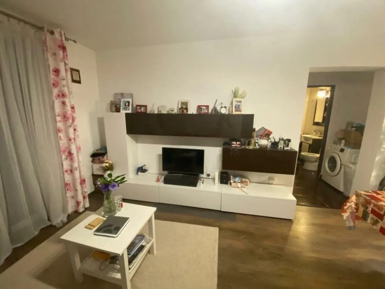 Ag BRASADAS închiriază apt. 2 cam Et 3/4 in Piata Victoriei. - Apartamentul este complet mobilat, foarte cochet, situat intr o zona linistita, departe de zgomotul orasului. Este complet utilat avand aer condiționat, Smart TV, mașină de spălat rufe,balcon închis si cămară/dressing .Bucătăria este închisă dotată cu cuptor electric și plită pe gaz, hotă, combină frigorifică.Etaj 3 din 4. 
Faceti 3 minute pe jos de la Metrou Victoriei.