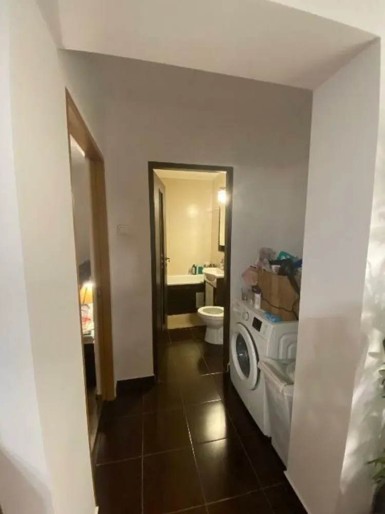 Ag BRASADAS închiriază apt. 2 cam Et 3/4 in Piata Victoriei. - Apartamentul este complet mobilat, foarte cochet, situat intr o zona linistita, departe de zgomotul orasului. Este complet utilat avand aer condiționat, Smart TV, mașină de spălat rufe,balcon închis si cămară/dressing .Bucătăria este închisă dotată cu cuptor electric și plită pe gaz, hotă, combină frigorifică.Etaj 3 din 4. 
Faceti 3 minute pe jos de la Metrou Victoriei.