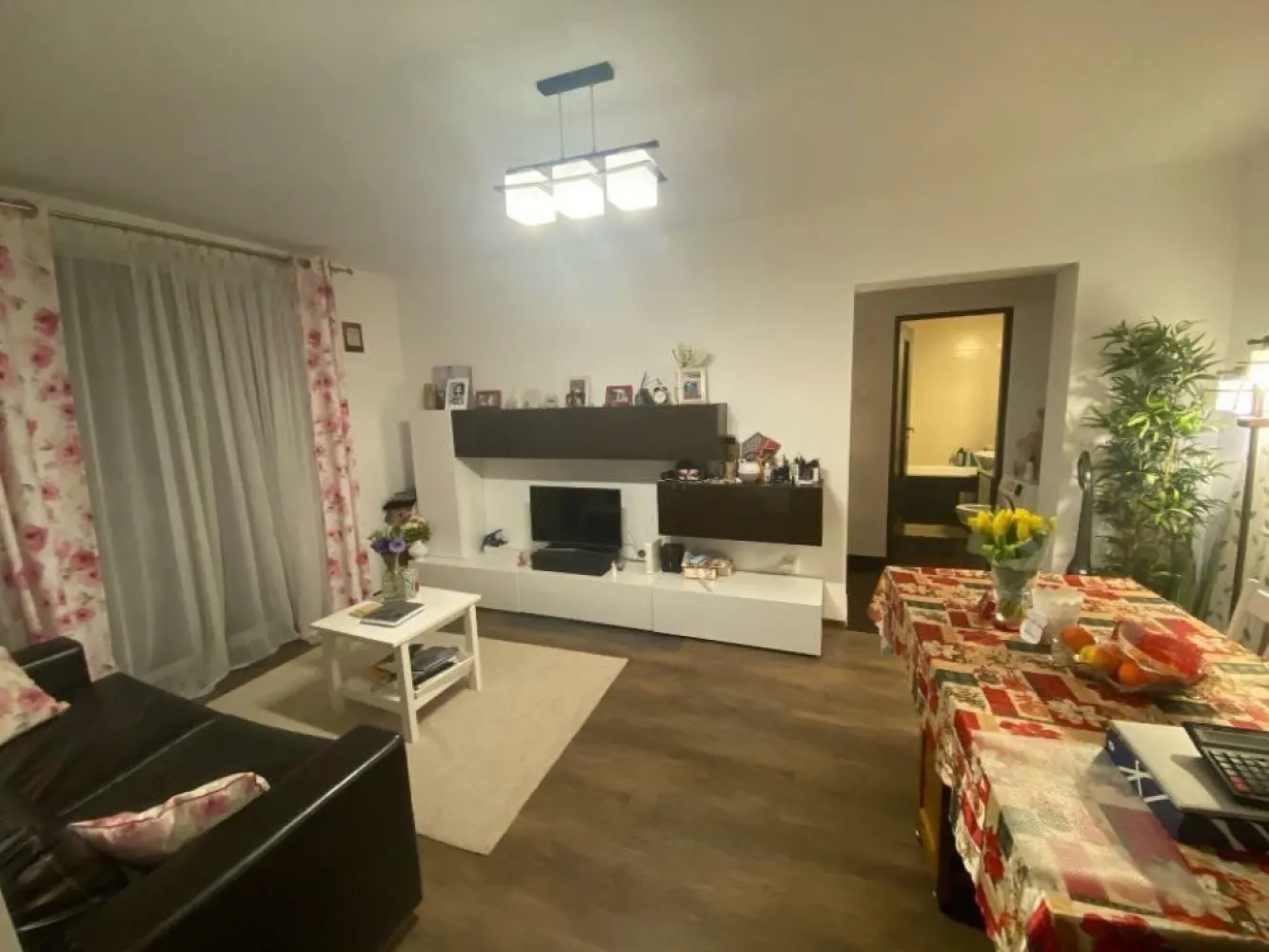 Ag BRASADAS închiriază apt. 2 cam Et 3/4 in Piata Victoriei. - Apartamentul este complet mobilat, foarte cochet, situat intr o zona linistita, departe de zgomotul orasului. Este complet utilat avand aer condiționat, Smart TV, mașină de spălat rufe,balcon închis si cămară/dressing .Bucătăria este închisă dotată cu cuptor electric și plită pe gaz, hotă, combină frigorifică.Etaj 3 din 4. 
Faceti 3 minute pe jos de la Metrou Victoriei.