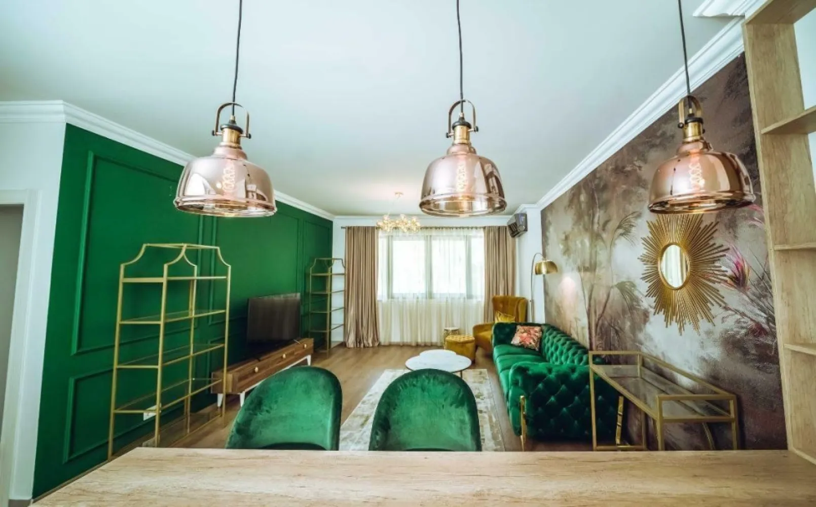 Ag BRASADAS vinde ap 2 cam PARTER 70mp LUX Piata Unirii. - Agenția BRASADAS vinde apartament elegant si spatios cu suprafata de 70mp. la PARTER in zona UNIRII, intr-o cladire finalizata in 2020.

Complexul este dotat cu paza in toate zonele de acces, spatiu verde iar zona este foarte linistita cu toate ca se afla doar la cateva minute de Piata Unirii. 

Este un apartament cu doua camere, cu un design exceptional, incalzire prin pardoseala, finisat la cele mai inalte standarde, realizat cu designer interior. 

Bucataria este complet mobilata si include aparatura electrocasnica de varf. Masina de spalat vase, filtru pentru apa potabila integrat in chiveta, masina de spalat rufe cu uscator, cuptor cu dubla functie - microunde si cuptor clasic - Bosch.

Apartamentul are o boxa de depozitare de 6mp la subsolul cladirii.

www.brasadas.com.