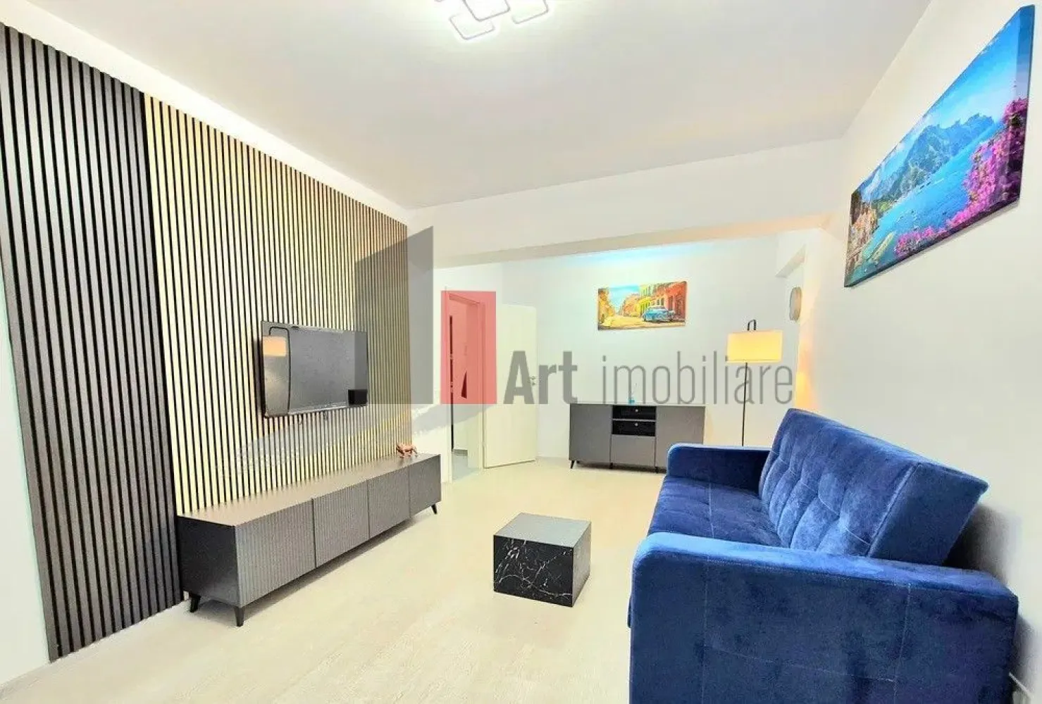 Apartament cu 2 camere de inchiriat-Aparatorii Patriei-cu centrala+loc parcare - Complex Brown, Aparatorii Patriei, Drumul Binelui. Apartament cu 2 camere, etaj 3 din 8, decomandat, cu o suprafata de 53 mp + 10 balcon. Decorat, mobilat si utilat integral cu foarte multe spatii de depozitare, Smart TV, masina spalat vase, canapea extensibila, mobilier balcon, AC in ambele camere. Totul nou, prima inchiriere. Blocul este nou, dat in folosinta in 2026, centrala de apartament. Acces magazine, Metrou Aparatorii Patriei la 8-9 minute de mers pe jos. Va rugam, fara fumatori (all) si fara animalute de companie. Optiune Loc Parcare (se achita extra). SE face contract la ANAF. Va multumim!