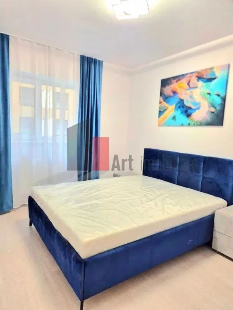 Apartament cu 2 camere de inchiriat-Aparatorii Patriei-cu centrala+loc parcare - Complex Brown, Aparatorii Patriei, Drumul Binelui. Apartament cu 2 camere, etaj 3 din 8, decomandat, cu o suprafata de 53 mp + 10 balcon. Decorat, mobilat si utilat integral cu foarte multe spatii de depozitare, Smart TV, masina spalat vase, canapea extensibila, mobilier balcon, AC in ambele camere. Totul nou, prima inchiriere. Blocul este nou, dat in folosinta in 2026, centrala de apartament. Acces magazine, Metrou Aparatorii Patriei la 8-9 minute de mers pe jos. Va rugam, fara fumatori (all) si fara animalute de companie. Optiune Loc Parcare (se achita extra). SE face contract la ANAF. Va multumim!