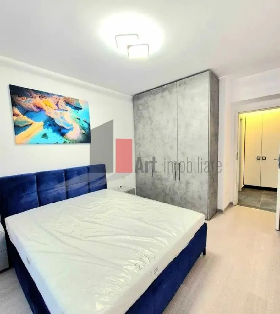 Apartament cu 2 camere de inchiriat-Aparatorii Patriei-cu centrala+loc parcare - Complex Brown, Aparatorii Patriei, Drumul Binelui. Apartament cu 2 camere, etaj 3 din 8, decomandat, cu o suprafata de 53 mp + 10 balcon. Decorat, mobilat si utilat integral cu foarte multe spatii de depozitare, Smart TV, masina spalat vase, canapea extensibila, mobilier balcon, AC in ambele camere. Totul nou, prima inchiriere. Blocul este nou, dat in folosinta in 2026, centrala de apartament. Acces magazine, Metrou Aparatorii Patriei la 8-9 minute de mers pe jos. Va rugam, fara fumatori (all) si fara animalute de companie. Optiune Loc Parcare (se achita extra). SE face contract la ANAF. Va multumim!