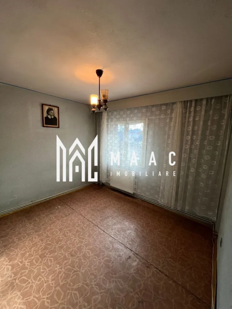 Apartament 4 camere I Central- Spitalul Județean I Etaj 1 I Decomandat - MAAC Imobiliare va propune, spre vânzare, un apartament amplasat la etajul 1/7, cu 4 camere decomandate, situat in zona centrala a Sibiului. Locatia cuprinde: hol, 4 camere, toate cu iesire pe balcon, bucătărie închisă, 3 balcoane, 2 băi, debara, cămara și pivniță. Apartamentul este vis-a-vis de Spitalul Județean, foarte aproape de Mall, Centrul Istoric, Gară Centrul Istoric si de cele mai bune școli și licee din oraș. Finisajele sunt unele clasice, necesitând renovare, iar locatia apartamentului recomanda proprietatea pentru a fi folosita ca rezidenta dar si ca investitie, pentru inchiriere in regim hotelier. Parcarea se face stradal. Bloc dotat cu lift pentru confort sporit In imediata apropiere se gasesc centre comerciale, sanitare, de invatamant, culturale, spitalul județean și Promenada Mall. Pentru mai multe detalii precizati telefonic ca ati vazut anuntul cu ID:CP2279487 }}