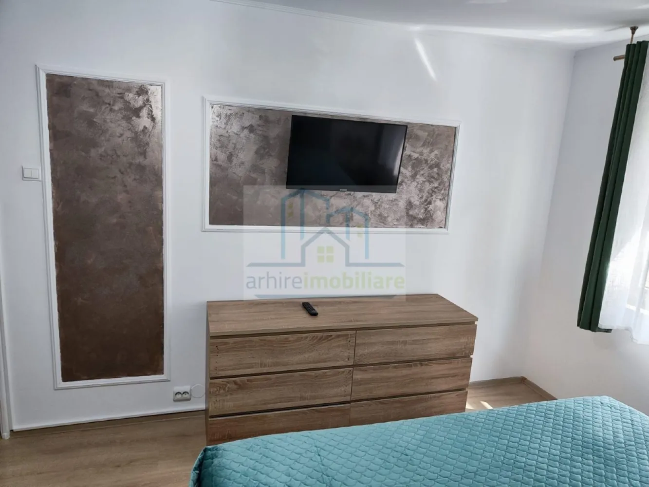 Garsonieră modernă de închiriat – Aleea Fetești 14-16 | Metrou 1 Decem - Agentia Arhire Imobiliare va propune spre închiriere o garsonieră situată la parter înalt al unui imobil cu 4 etaje, pe Aleea Fetești nr. 14-16, într-o zonă liniștită și foarte bine conectată la mijloacele de transport și punctele de interes din zonă.

Locuința se închiriază complet mobilată și utilată, exact conform fotografiilor, fiind pregătită pentru mutare imediată.

Avantaje locație:

Metrou 1 Decembrie – aproximativ 5 minute de mers pe jos
Auchan – 2-3 minute
Profi – 2 minute
Mega Image – 2 minute

Detalii:

Parter înalt / 4 etaje

Complet mobilată și utilată

Disponibilă imediat

Nu se acceptă animale de companie

Preț chirie: 2.500 RON/lună, ușor negociabil.

Conditii de plata : 1 luna chirie + 1 luna avans

Comision agentie : 50% din prima chirie 

Pentru mai multe detalii sau programarea unei vizionări, vă stăm la dispoziție.