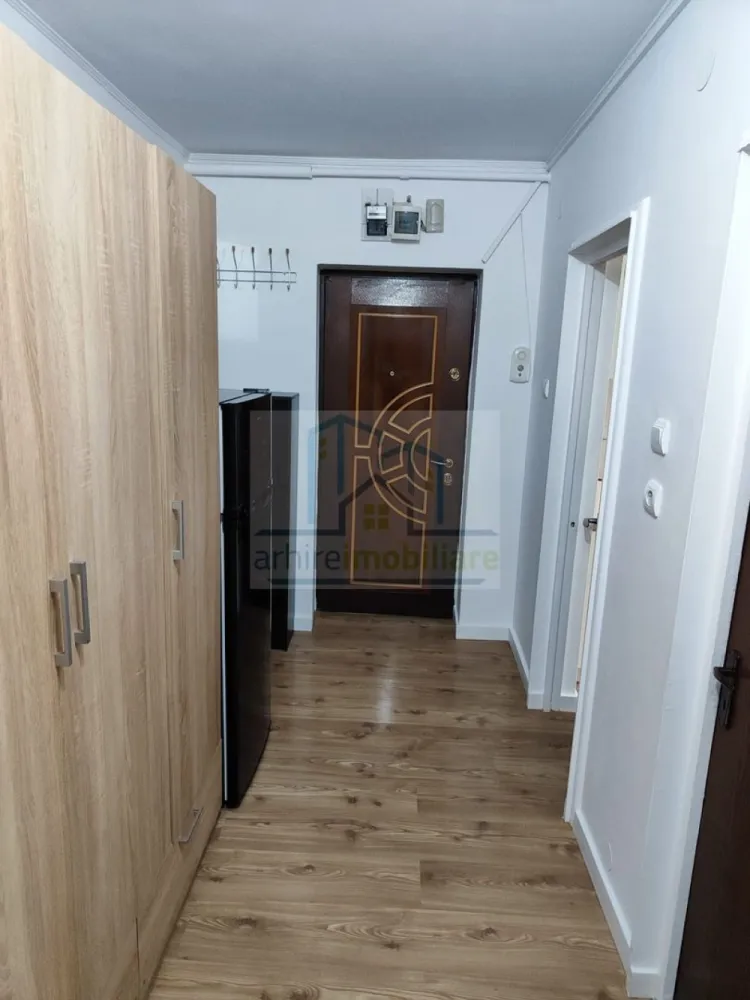 Garsonieră modernă de închiriat – Aleea Fetești 14-16 | Metrou 1 Decem - Agentia Arhire Imobiliare va propune spre închiriere o garsonieră situată la parter înalt al unui imobil cu 4 etaje, pe Aleea Fetești nr. 14-16, într-o zonă liniștită și foarte bine conectată la mijloacele de transport și punctele de interes din zonă.

Locuința se închiriază complet mobilată și utilată, exact conform fotografiilor, fiind pregătită pentru mutare imediată.

Avantaje locație:

Metrou 1 Decembrie – aproximativ 5 minute de mers pe jos
Auchan – 2-3 minute
Profi – 2 minute
Mega Image – 2 minute

Detalii:

Parter înalt / 4 etaje

Complet mobilată și utilată

Disponibilă imediat

Nu se acceptă animale de companie

Preț chirie: 2.500 RON/lună, ușor negociabil.

Conditii de plata : 1 luna chirie + 1 luna avans

Comision agentie : 50% din prima chirie 

Pentru mai multe detalii sau programarea unei vizionări, vă stăm la dispoziție.