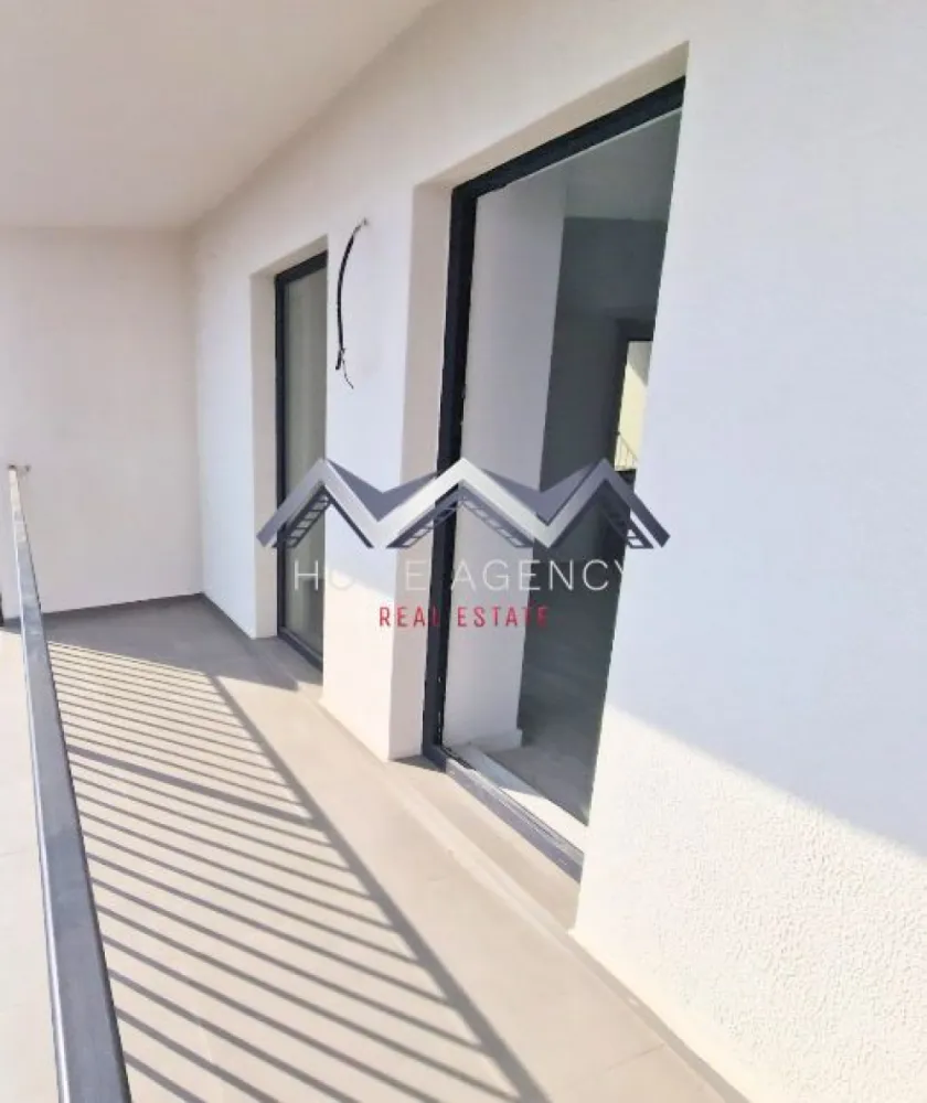 Apartament 3 camere Otopeni central | bloc nou, parcare, comision 0 - Achiziția se realizează direct de la dezvoltator, fără perceperea vreunui comision din partea cumpărătorului. Oferim consultanță gratuită pe întreaga durată a procesului de achiziție, asigurând suport specializat la fiecare etapă. De asemenea, la solicitare, punem la dispoziție servicii de brokeraj financiar, fără costuri suplimentare, pentru identificarea celor mai avantajoase soluții de finanțare adaptate nevoilor dumneavoastră.

Vă propunem, spre vânzare, un apartament de 3 camere modern, situat într-un bloc nou D+P+3mansardat, aflat în zona centrală a orașului Otopeni. Este alegerea ideală atât pentru o locuință confortabilă și bine organizată, cât și pentru o investiție sigură și profitabilă, fie pentru închiriere pe termen lung, fie în regim hotelier prin platforme precum Airbnb sau Booking.

Compartimentarea a fost gândită astfel încât să ofere funcționalitate și confort. Livingul este integrat cu o bucătărie retrasă, pe o suprafață utilă de 33,56 mp, cu deschidere spre balcon. Cele două dormitoare sunt spațioase și primitoare, unul dintre ele beneficiază de acces direct către o terasă privată de 7,71 mp. Apartamentul dispune de o baie modernă, dotată cu duș walk-in și fereastră, precum și de un WC de serviciu separat, ceea ce sporește gradul de confort.

Imobilul se predă complet finisat, cu parchet, gresie, faianță și băi complet utilate, astfel încât viitorul proprietar să beneficieze de un apartament pregătit pentru amenajare. Confortul termic este asigurat de centrala proprie și încălzirea prin pardoseală, o soluție modernă care oferă o temperatură uniformă în toate camerele și contribuie la reducerea costurilor de întreținere. Apartamentul este racordat la toate utilitățile publice – apă, gaze, electricitate și canalizare – și dispune de un loc de parcare inclus în preț, pentru un plus de confort și siguranță.

Un alt avantaj important îl reprezintă poziționarea excelentă. Apartamentul se află la doar 10 minute de mers pe jos până la piață și magazine, iar școala este accesibilă la cel mult 15 minute pe jos (4 minute cu mașina). Totodată, în imediata apropiere există restaurante, supermarketuri, farmacii, bănci, transport public. Accesul către DN1, Centura Capitalei și Aeroportul Henri Coandă este rapid și facil, iar în perspectivă, zona va fi deservită și de viitoarea stație de metrou.

Prețul afișat include TVA și nu ascunde costuri suplimentare. 

📞 Programează acum o vizionare!