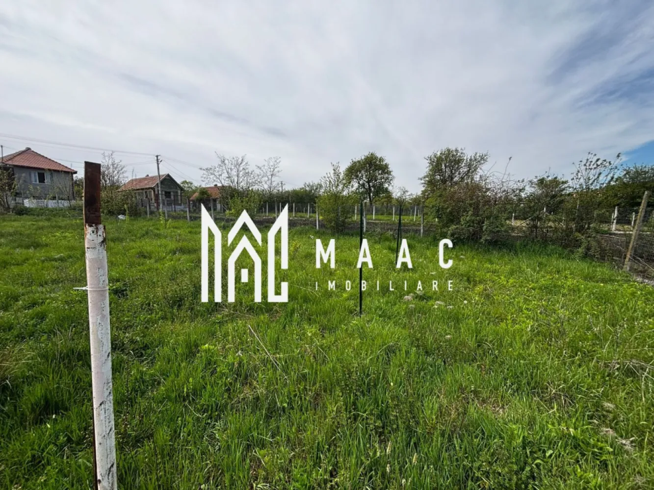Teren intravilan | 500 mp | Utilități la poartă | Deschidere 19 ml | Alămor - Maac Imobiliare prezintă spre vânzare un teren intravilan situat în localitatea Alămor, județul Sibiu, ideal pentru construcția unei locuințe.
Terenul are o suprafață de 500 mp și beneficiază de o deschidere generoasă la drum de aproximativ 19 metri liniari, oferind multiple posibilități de construire.
Proprietatea dispune de utilități la poartă: gaz, apă, curent electric și canalizare, ceea ce reprezintă un avantaj major pentru viitoarea construcție.
Pe teren se regăsesc pomi fructiferi și viță de vie, fiind potrivit atât pentru locuință, cât și pentru relaxare sau mică grădină.
Zona este una locuită, cu case construite în imediata apropiere, iar accesul se face pe drum asfaltat.
Preț: 13.500 euro
Pentru mai multe detalii sau pentru a programa o vizionare, vă rugăm să menționați telefonic ID-ul anunțului: CP3053014