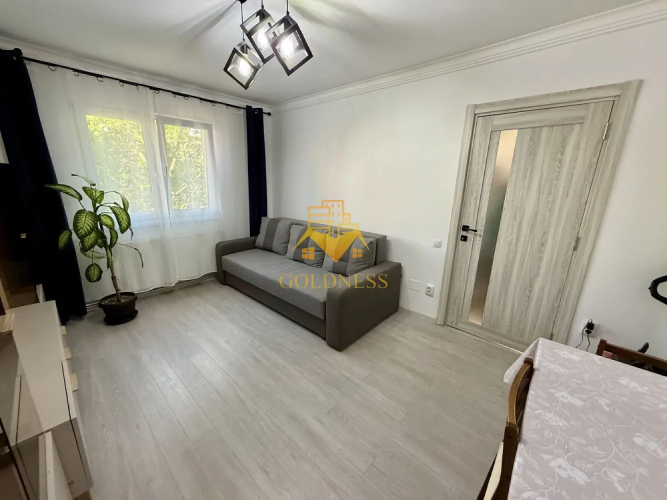 3 camere semidecomandate, Manastur, Zona Mehedinti, Big, parcare - GOLDNESS Imobiliare vă propune spre închiriere un apartament cu 3 camere complet mobilat și utilat, la etajul 3 într-un imobil de 4 etaje, în Cartierul .
Dispune de loc de parcare contra cost 150 lei!
Se află în apropierea stațiilor de transport în comun, magazine, restaurante, spații verzi, farmacii, etc. 

Apartamentul este compartimentat astfel:
 - dormitor cu pat matrimonial, dressing, noptiere
 - dormitor cu pat, dresing, birou
 - living cu canapea extensibila, TV
 - bucatarie complet utilată și mobilată, loc de servit masa 
 - baie cu cada, calorifer port prosop și dulap pentru depozitare.

Imobilul este dotat cu toate cele necesare- centrală proprie, frigider, aragaz, hotă, mașină de spălat haine, etc. 

Dacă sunteți interesați de acest apartament și doriți să îl vizionați, dar și pentru alte oferte nu ezitați să ne contactați telefonic sau prin e-mail. Vă stăm la dispoziție!
Pentru intermediere se percepe un comision de 50% din prețul chiriei!