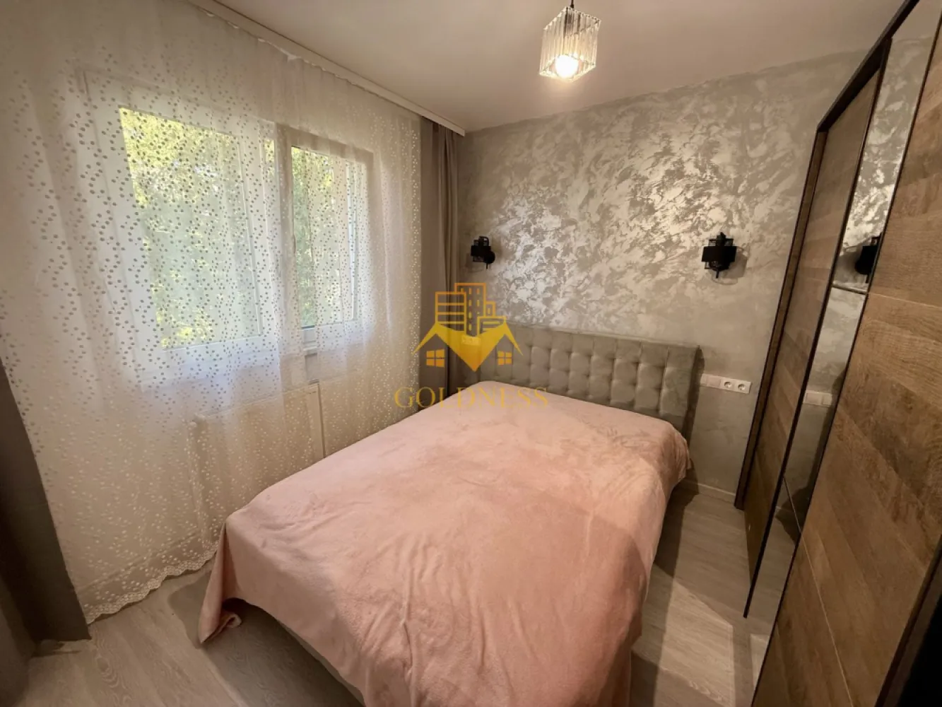3 camere semidecomandate, Manastur, Zona Mehedinti, Big, parcare - GOLDNESS Imobiliare vă propune spre închiriere un apartament cu 3 camere complet mobilat și utilat, la etajul 3 într-un imobil de 4 etaje, în Cartierul .
Dispune de loc de parcare contra cost 150 lei!
Se află în apropierea stațiilor de transport în comun, magazine, restaurante, spații verzi, farmacii, etc. 

Apartamentul este compartimentat astfel:
 - dormitor cu pat matrimonial, dressing, noptiere
 - dormitor cu pat, dresing, birou
 - living cu canapea extensibila, TV
 - bucatarie complet utilată și mobilată, loc de servit masa 
 - baie cu cada, calorifer port prosop și dulap pentru depozitare.

Imobilul este dotat cu toate cele necesare- centrală proprie, frigider, aragaz, hotă, mașină de spălat haine, etc. 

Dacă sunteți interesați de acest apartament și doriți să îl vizionați, dar și pentru alte oferte nu ezitați să ne contactați telefonic sau prin e-mail. Vă stăm la dispoziție!
Pentru intermediere se percepe un comision de 50% din prețul chiriei!