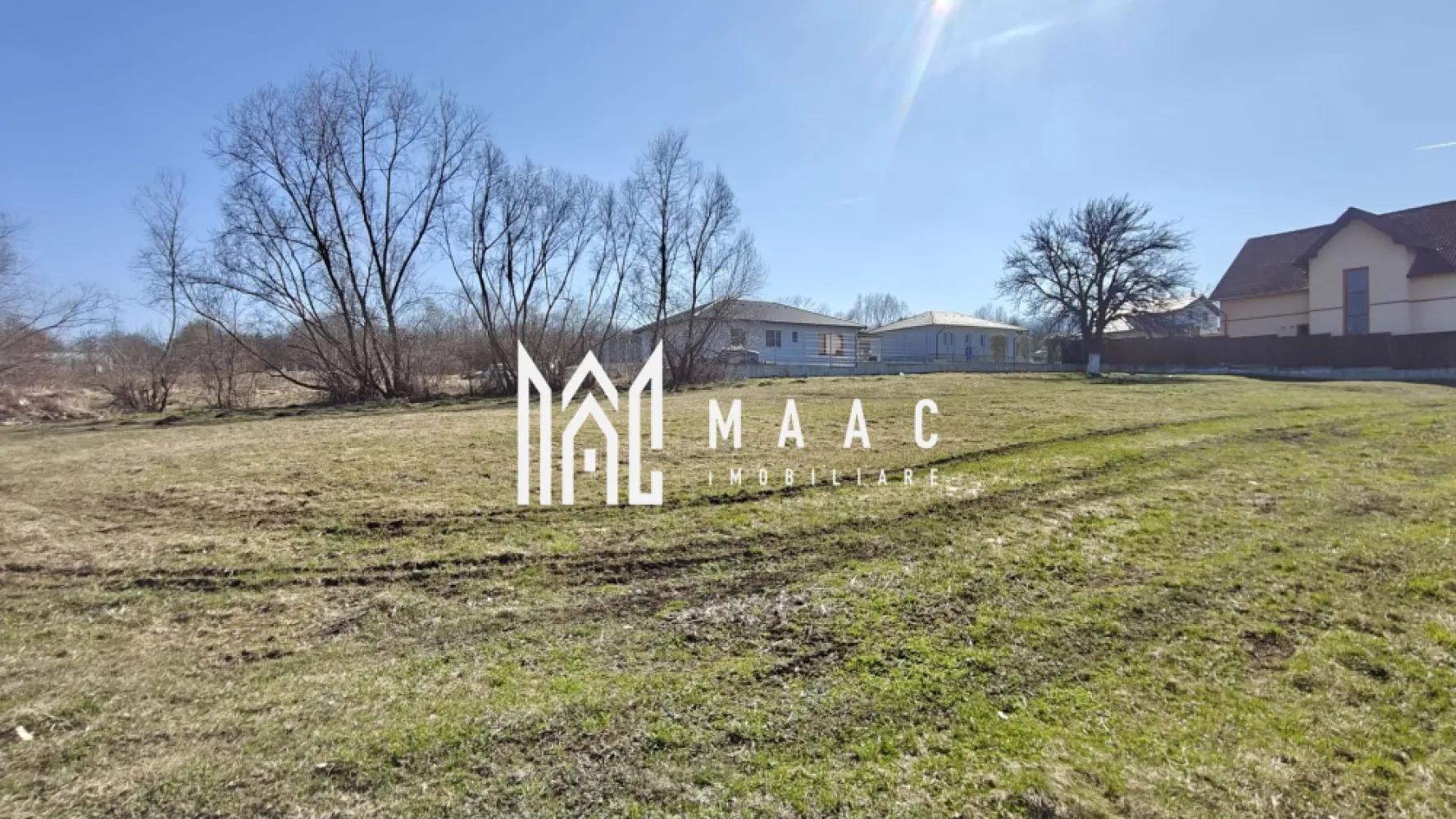 Teren intravilan I 946 mp rezidențial I Utilități I Cisnădie - MAAC Imobiliare propune spre vânzare o parcelă de teren intravilan, ideală pentru construirea unei locuințe individuale, situată într-o zonă de case noi, în raza orașului Cisnădie. Proprietatea se remarcă prin potențial ridicat, liniște și acces rapid către oraș.

Caracteristici principale:
-Suprafață teren: 946 mp
-Clasificare: intravilan
-Acces: drumul se încheie la limita proprietății
-Geometrie: formă neregulată, cu suprafață generoasă, potrivită pentru construcții, curte și anexe
-Vecinătăți: construcții existente doar pe una dintre laturile terenului
-Panoramă: vedere frumoasă către orașul Cisnădie

Utilități:
-Gaz, apă, canalizare și curent electric la limita ultimei proprietăți, la aproximativ 15 m
-Zonă în dezvoltare, cu infrastructură în curs de extindere

Terenul este potrivit pentru casă individuală, locuință modernă sau duplex, fiind amplasat într-o zonă liniștită, înconjurată de natură, ideală pentru proiecte rezidențiale care necesită spațiu amplu și intimitate.

Pentru mai multe detalii sau pentru programarea unei vizionări, vă rugăm să menționați telefonic că ați văzut anunțul cu numărul de CP: CP2889738.