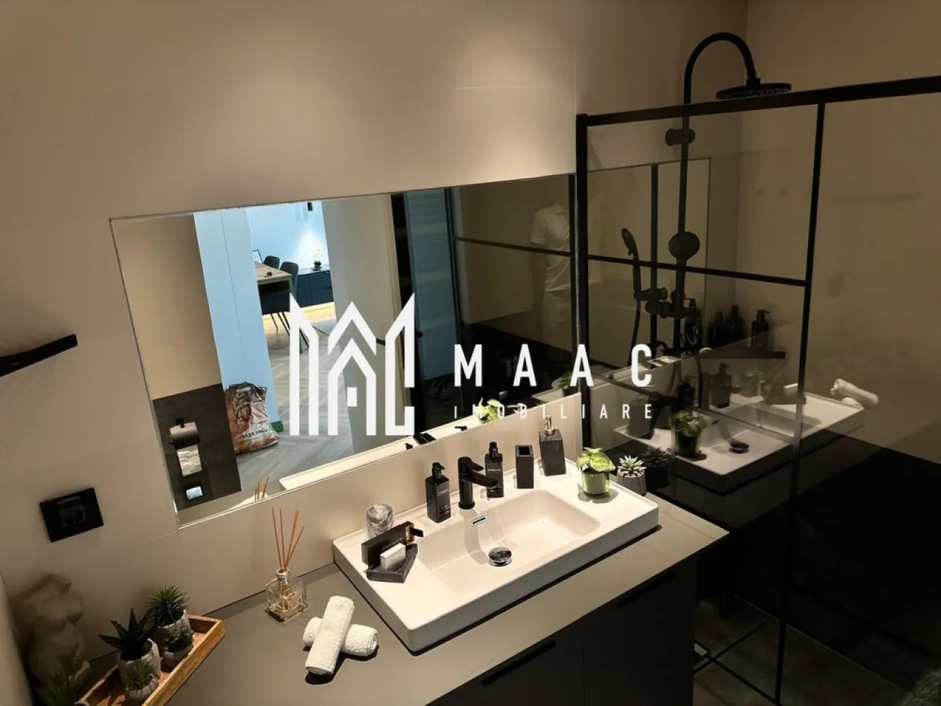 Black Friday | Apartament 2 Camere | Etaj 2 | Loc de parcare | The Lake Home - BLACK FRIDAY – Profită de cea mai bună perioadă din an pentru a deveni proprietar! Reducere de 5.000 euro Preț vechi: 130.000 euro Preț promoțional: 125.000 euro MAAC Imobiliare vă propune spre vânzare un apartament cu două camere, situat în complexul rezidențial The Lake Home – Sibiu. Locație: Zonă liniștită, aproape de mijloacele de transport în comun, stație de taxi, magazine și farmacii. Caracteristici: Dormitor confortabil și modern Bucătărie și living spațios, luminos, ideal pentru relaxare și socializare Baie amenajată cu materiale de calitate Balcon perfect pentru momente de relaxare Loc de parcare privat inclus pentru un plus de confort Avantaje: Apartament complet mobilat și utilat modern, cu finisaje de lux Se vinde exact cum se vede în poze – gata pentru mutare imediată Locație excelentă, în proximitatea tuturor facilităților necesare Un apartament perfect pentru cei care caută confort, eleganță și accesibilitate. Pentru informații și vizionări, contactați echipa MAAC Imobiliare, specificând ID: CP2272323 0722 622 403 www.maac.ro Pentru că meriți MAACsim. }}