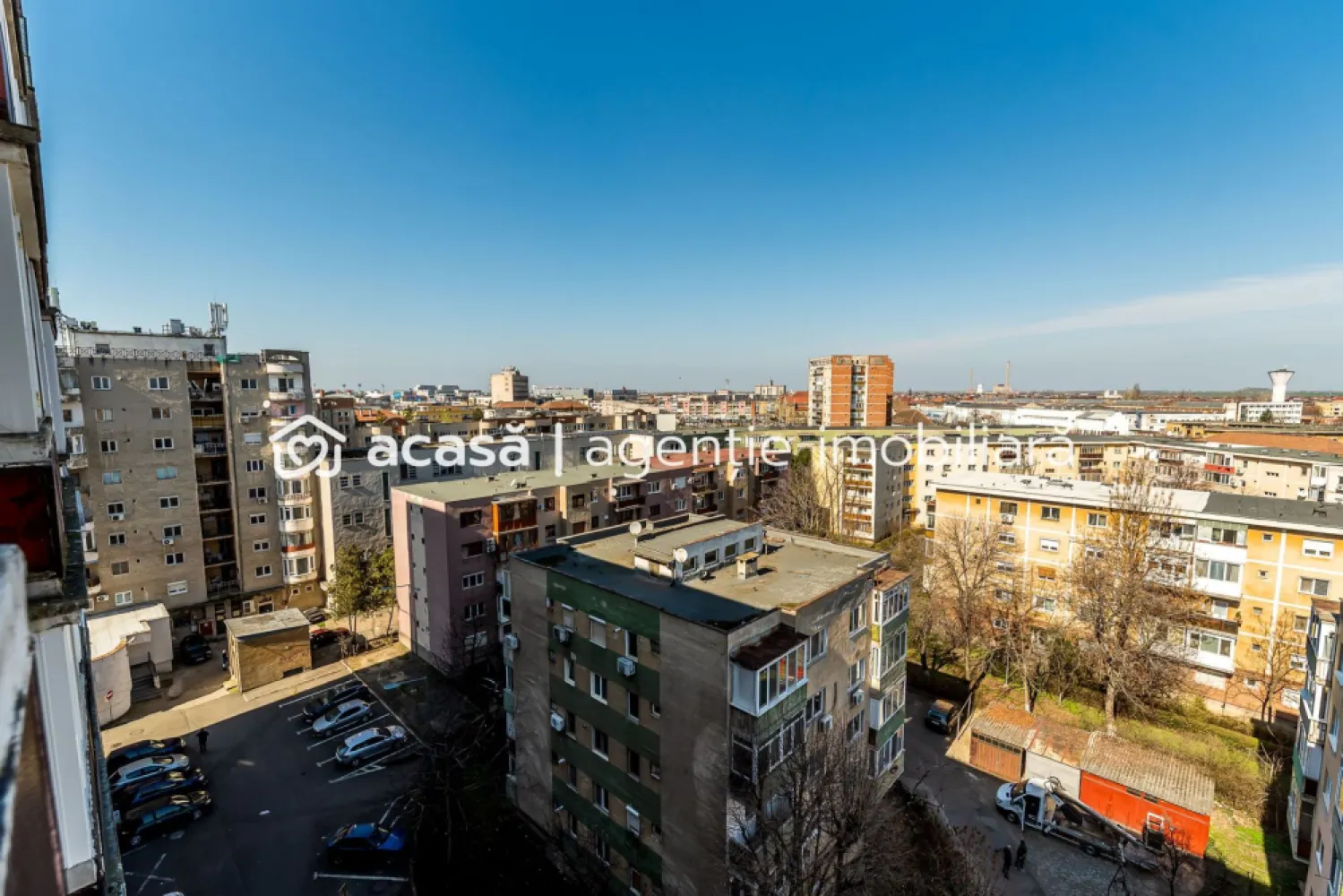 Apartament cu 3 camere în Podgoria Arad, vedere frumoasă, 2 balcoane - Apartament listat pentru prima dată la vânzare, situat în Podgoria Arad, una dintre cele mai căutate zone ale orașului – considerată punctul 0 al Aradului și cel mai important nod rutier și pietonal.

Locuința este amplasată la etajul 8 din 10, într-un bloc cu lift, oferind priveliște frumoasă către oraș, fiind ferită de agitația străzii.

Apartamentul este potrivit pentru o familie cu copil care își dorește să locuiască ultracentral, aproape de școli, transport public, magazine și zonele de interes ale orașului.

Compartimentare:
Apartament decomandat complet.
3 camere, bucătărie, baie cu geam, 2 balcoane,spatii de depozitare

✔ Poziție excelentă în Podgoria
✔ Etaj superior cu priveliște deschisă
✔ Bloc cu lift
✔ 2 balcoane
✔ Baie cu geam pentru aerisire naturală
✔ Preț atractiv pentru această zonă

📞 Pentru detalii și programare vizionare:
Andrei Caracioni
Telefon: 0757 662 907

Cod proprietate: CP2948668