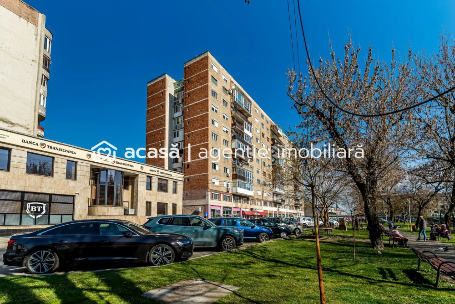 Apartament cu 3 camere în Podgoria Arad, vedere frumoasă, 2 balcoane - Apartament listat pentru prima dată la vânzare, situat în Podgoria Arad, una dintre cele mai căutate zone ale orașului – considerată punctul 0 al Aradului și cel mai important nod rutier și pietonal.

Locuința este amplasată la etajul 8 din 10, într-un bloc cu lift, oferind priveliște frumoasă către oraș, fiind ferită de agitația străzii.

Apartamentul este potrivit pentru o familie cu copil care își dorește să locuiască ultracentral, aproape de școli, transport public, magazine și zonele de interes ale orașului.

Compartimentare:
Apartament decomandat complet.
3 camere, bucătărie, baie cu geam, 2 balcoane,spatii de depozitare

✔ Poziție excelentă în Podgoria
✔ Etaj superior cu priveliște deschisă
✔ Bloc cu lift
✔ 2 balcoane
✔ Baie cu geam pentru aerisire naturală
✔ Preț atractiv pentru această zonă

📞 Pentru detalii și programare vizionare:
Andrei Caracioni
Telefon: 0757 662 907

Cod proprietate: CP2948668