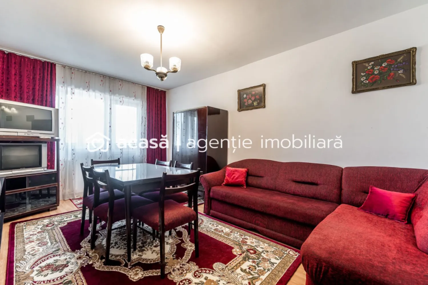 Apartament cu 3 camere în Podgoria Arad, vedere frumoasă, 2 balcoane - Apartament listat pentru prima dată la vânzare, situat în Podgoria Arad, una dintre cele mai căutate zone ale orașului – considerată punctul 0 al Aradului și cel mai important nod rutier și pietonal.

Locuința este amplasată la etajul 8 din 10, într-un bloc cu lift, oferind priveliște frumoasă către oraș, fiind ferită de agitația străzii.

Apartamentul este potrivit pentru o familie cu copil care își dorește să locuiască ultracentral, aproape de școli, transport public, magazine și zonele de interes ale orașului.

Compartimentare:
Apartament decomandat complet.
3 camere, bucătărie, baie cu geam, 2 balcoane,spatii de depozitare

✔ Poziție excelentă în Podgoria
✔ Etaj superior cu priveliște deschisă
✔ Bloc cu lift
✔ 2 balcoane
✔ Baie cu geam pentru aerisire naturală
✔ Preț atractiv pentru această zonă

📞 Pentru detalii și programare vizionare:
Andrei Caracioni
Telefon: 0757 662 907

Cod proprietate: CP2948668