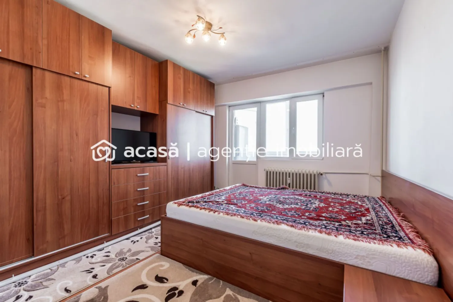 Apartament cu 3 camere în Podgoria Arad, vedere frumoasă, 2 balcoane - Apartament listat pentru prima dată la vânzare, situat în Podgoria Arad, una dintre cele mai căutate zone ale orașului – considerată punctul 0 al Aradului și cel mai important nod rutier și pietonal.

Locuința este amplasată la etajul 8 din 10, într-un bloc cu lift, oferind priveliște frumoasă către oraș, fiind ferită de agitația străzii.

Apartamentul este potrivit pentru o familie cu copil care își dorește să locuiască ultracentral, aproape de școli, transport public, magazine și zonele de interes ale orașului.

Compartimentare:
Apartament decomandat complet.
3 camere, bucătărie, baie cu geam, 2 balcoane,spatii de depozitare

✔ Poziție excelentă în Podgoria
✔ Etaj superior cu priveliște deschisă
✔ Bloc cu lift
✔ 2 balcoane
✔ Baie cu geam pentru aerisire naturală
✔ Preț atractiv pentru această zonă

📞 Pentru detalii și programare vizionare:
Andrei Caracioni
Telefon: 0757 662 907

Cod proprietate: CP2948668