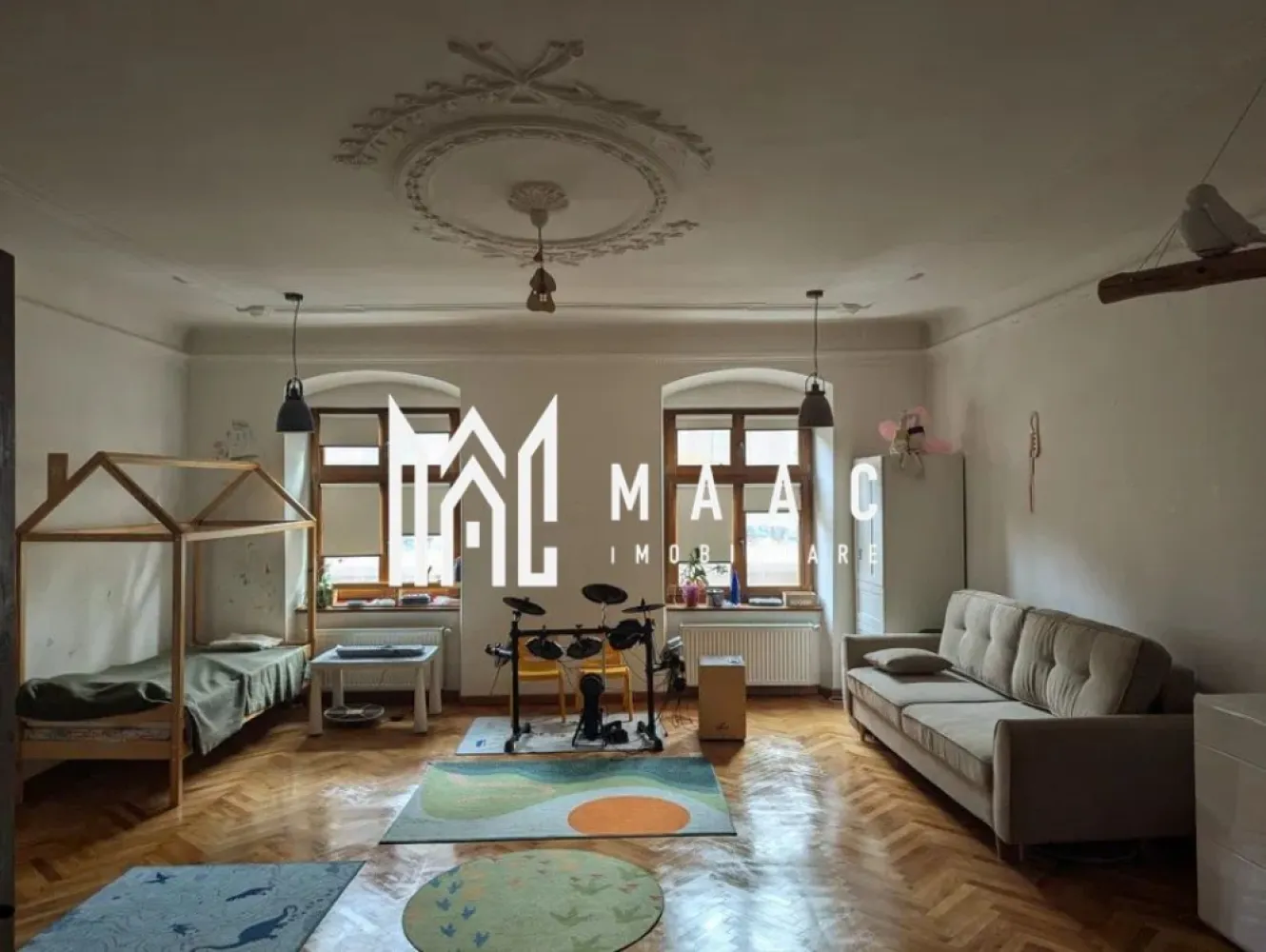 Apartament 3 Camere I Zona Ultracentrala I 2 Bai I 91 MPU - MAAC Imobiliare va ofera spre vanzare apartament cu 3 camere situat in zona Ultracentrala . Localizare: Situat la doar 2 minute de mers pe jos de Piața Mare, acest apartament oferă acces rapid la centrul istoric și la toate facilitățile urbane. Caracteristici generale: Suprafață utilă: 90 mp. Configurație spațioasă, potrivită pentru diverse utilizări: locuit, regim hotelier, birouri, cabinet psihologic, spațiu de co-working sau evenimente culturale. Curte liniștită, împărțită doar cu alte 3 familii. Compartimentare: Living open space (36 mp) cu bucătărie 2 dormitoare, dintre care unul spațios, de 24 mp. 2 băi: Baie de 6 mp, dotată cu geam și cadă. Baie de 3 mp, echipată cu duș și mașină de spălat rufe. Baterii Hansgrohe de calitate superioară. Bucătărie utilată complet Bucătărie modernă, dotată cu: Mașină de spălat vase. Cuptor și plită electrică. Frigider. Luminator mare la nivelul tavanului, care oferă o lumină naturală. Spații de depozitare: Beci de 12 mp Spațiu suplimentar în pod. Renovare completă în 2020 Instalație electrică și sanitară nouă. Parchet masiv din stejar Destinație: Ideal pentru locuință personală sau investiție în regim hotelier. Pentru mai multe detalii precizati telefonic ca ati vazut anuntul cu ID: CP2268483 }}