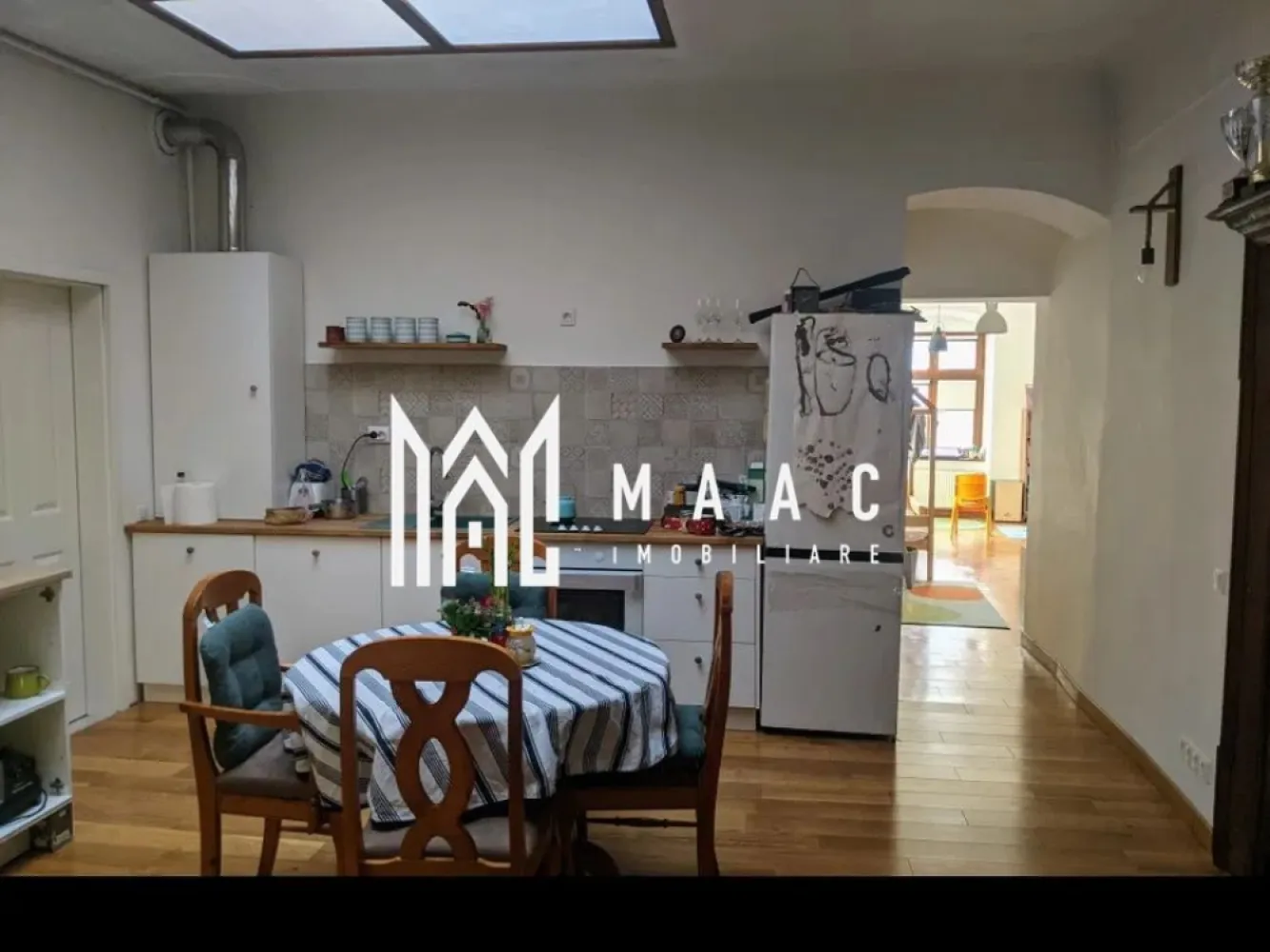 Apartament 3 Camere I Zona Ultracentrala I 2 Bai I 91 MPU - MAAC Imobiliare va ofera spre vanzare apartament cu 3 camere situat in zona Ultracentrala . Localizare: Situat la doar 2 minute de mers pe jos de Piața Mare, acest apartament oferă acces rapid la centrul istoric și la toate facilitățile urbane. Caracteristici generale: Suprafață utilă: 90 mp. Configurație spațioasă, potrivită pentru diverse utilizări: locuit, regim hotelier, birouri, cabinet psihologic, spațiu de co-working sau evenimente culturale. Curte liniștită, împărțită doar cu alte 3 familii. Compartimentare: Living open space (36 mp) cu bucătărie 2 dormitoare, dintre care unul spațios, de 24 mp. 2 băi: Baie de 6 mp, dotată cu geam și cadă. Baie de 3 mp, echipată cu duș și mașină de spălat rufe. Baterii Hansgrohe de calitate superioară. Bucătărie utilată complet Bucătărie modernă, dotată cu: Mașină de spălat vase. Cuptor și plită electrică. Frigider. Luminator mare la nivelul tavanului, care oferă o lumină naturală. Spații de depozitare: Beci de 12 mp Spațiu suplimentar în pod. Renovare completă în 2020 Instalație electrică și sanitară nouă. Parchet masiv din stejar Destinație: Ideal pentru locuință personală sau investiție în regim hotelier. Pentru mai multe detalii precizati telefonic ca ati vazut anuntul cu ID: CP2268483 }}