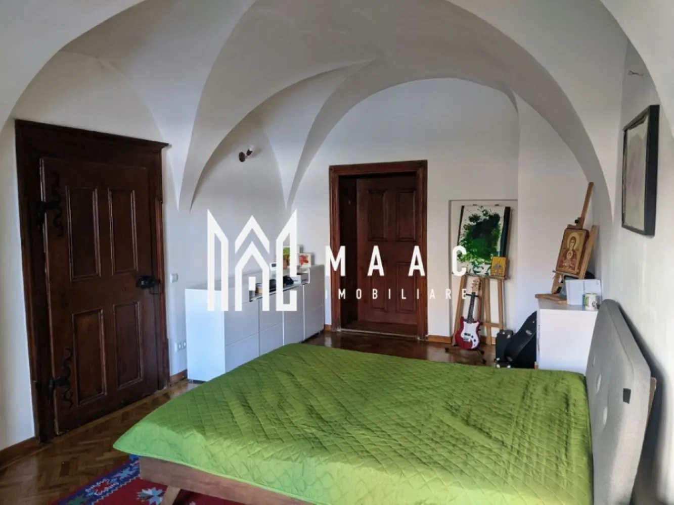 Apartament 3 Camere I Zona Ultracentrala I 2 Bai I 91 MPU - MAAC Imobiliare va ofera spre vanzare apartament cu 3 camere situat in zona Ultracentrala . Localizare: Situat la doar 2 minute de mers pe jos de Piața Mare, acest apartament oferă acces rapid la centrul istoric și la toate facilitățile urbane. Caracteristici generale: Suprafață utilă: 90 mp. Configurație spațioasă, potrivită pentru diverse utilizări: locuit, regim hotelier, birouri, cabinet psihologic, spațiu de co-working sau evenimente culturale. Curte liniștită, împărțită doar cu alte 3 familii. Compartimentare: Living open space (36 mp) cu bucătărie 2 dormitoare, dintre care unul spațios, de 24 mp. 2 băi: Baie de 6 mp, dotată cu geam și cadă. Baie de 3 mp, echipată cu duș și mașină de spălat rufe. Baterii Hansgrohe de calitate superioară. Bucătărie utilată complet Bucătărie modernă, dotată cu: Mașină de spălat vase. Cuptor și plită electrică. Frigider. Luminator mare la nivelul tavanului, care oferă o lumină naturală. Spații de depozitare: Beci de 12 mp Spațiu suplimentar în pod. Renovare completă în 2020 Instalație electrică și sanitară nouă. Parchet masiv din stejar Destinație: Ideal pentru locuință personală sau investiție în regim hotelier. Pentru mai multe detalii precizati telefonic ca ati vazut anuntul cu ID: CP2268483 }}