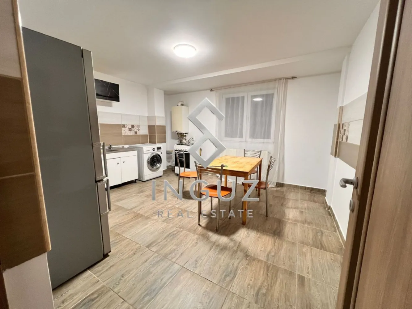 De închiriat – Apartament 2 camere | 75 mp | Etaj 1 | Doamna Ghica - De închiriat – Apartament 2 camere | 75 mp | Etaj 1 | Doamna Ghica – Sector 2

Se oferă spre închiriere un apartament spațios cu 2 camere, situat la etajul 1, pe Strada Dobrici nr. 57–59, în zona Doamna Ghica – Sector 2.

Apartamentul are aproximativ 75 mp și este ideal pentru familii care caută confort, liniște și o zonă sigură pentru locuit.

Detalii apartament:

• 2 camere
• Aproximativ 75 mp
• Compartimentare practică și spațioasă
• Etaj 1
• Curte comună
• Loc de parcare
• Centrală proprie
• Zonă liniștită și sigură

Locație excelentă:

• Doamna Ghica – Sector 2
• Aproape de Colentina și Șoseaua Pantelimon
• În apropiere de Parcul Plumbuita
• Transport public, magazine și farmacii în apropiere

Preț: 700 Euro / lună

Pentru detalii și vizionări:

INGUZ Real Estate