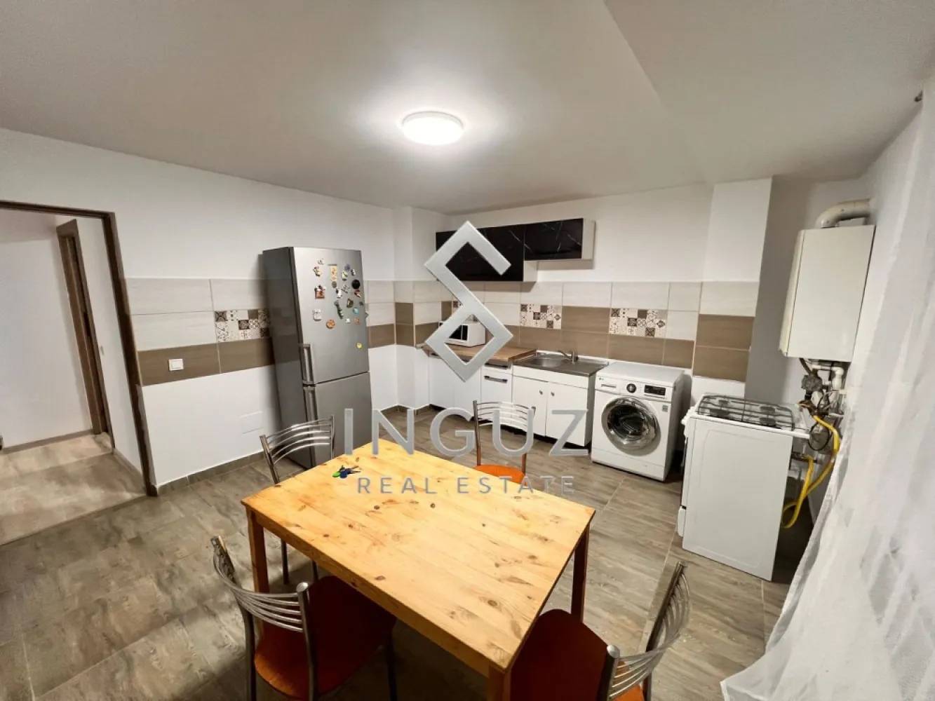 De închiriat – Apartament 2 camere | 75 mp | Etaj 1 | Doamna Ghica - De închiriat – Apartament 2 camere | 75 mp | Etaj 1 | Doamna Ghica – Sector 2

Se oferă spre închiriere un apartament spațios cu 2 camere, situat la etajul 1, pe Strada Dobrici nr. 57–59, în zona Doamna Ghica – Sector 2.

Apartamentul are aproximativ 75 mp și este ideal pentru familii care caută confort, liniște și o zonă sigură pentru locuit.

Detalii apartament:

• 2 camere
• Aproximativ 75 mp
• Compartimentare practică și spațioasă
• Etaj 1
• Curte comună
• Loc de parcare
• Centrală proprie
• Zonă liniștită și sigură

Locație excelentă:

• Doamna Ghica – Sector 2
• Aproape de Colentina și Șoseaua Pantelimon
• În apropiere de Parcul Plumbuita
• Transport public, magazine și farmacii în apropiere

Preț: 700 Euro / lună

Pentru detalii și vizionări:

INGUZ Real Estate