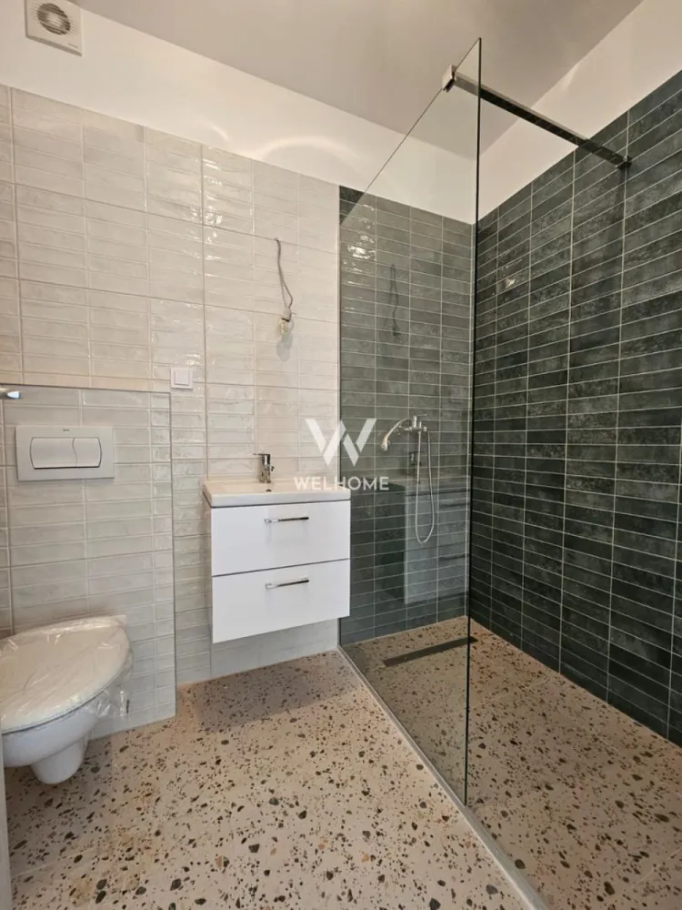 Apartament 2 Camere de Vânzare – Sibiu, Str. Doamna Stanca - Vă oferim oportunitatea de a achiziționa un apartament cu 2 camere într-un imobil nou dotat cu lift, situat în una dintre cele mai căutate zone imobiliare din Sibiu, pe strada Doamna Stanca. Localizarea strategică oferă acces imediat către Shopping City Sibiu, Kaufland și principalele puncte de interes urban.

Specificații și Compartimentare
Apartamentul este situat într-un bloc cu regim de înălțime P+6E+ER și dispune de o suprafață utilă de 48.6 mp, fiind proiectat pentru a oferi un confort optim:
Dormitor: 1
Living cu bucătărie open-space
Baie și hol
Balcon: 4.13 mp
Disponibilitate: Etajele 1-6

Dotări și Stadiul de Predare
Proprietatea se distinge prin calitatea construcției și flexibilitatea finisării. Exteriorul imobilului și spațiile comune (casa scării, liftul) se predau complet finalizate.

Predarea la cheie include:
Centrală termică proprie și calorifere montate.
Geamuri termopan de înaltă calitate.
Pereți finisați cu lavabilă, parchet, gresie și faianță.
Instalații electrice, termice și sanitare complete.
Ușă metalică la intrare și interfon.
Sistem de contorizare individuală.

Facilități și Parcare
Loc de parcare inclus: Fiecare apartament beneficiază de un loc de parcare delimitat, inclus în prețul de vânzare.

Localizare: Proximitate directă față de școli, grădinițe, clinici medicale și rețeaua de transport în comun.

Modalități de Plată și Prețuri
Achiziția se realizează direct de la dezvoltator, cu comision 0% pentru cumpărător. Se acceptă atât plata cash, cât și prin credit bancar.

Preț Semifinisat: 97.500 Euro (TVA inclus)
Preț La Cheie: 103.700 Euro (TVA inclus)

Contactați-ne pentru detalii suplimentare și programarea unei vizionări:
Locație: Str. Doamna Stanca, Sibiu (Zona Kaufland/Mall)