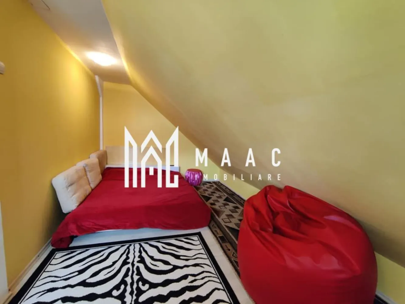 Apartament 3 camere I Decomandat I Zona Hipodrom - MAAC Imobiliare vă prezintă un apartament cu 3 camere, situat in zona Mihai Viteazu. Locuinta este compartimentata in 2 unitati locative astfel: 1- hol de acces, hol intermediar, living open space cu bucatarie, baie cu cada și geam, balcon orientare estica, dormitor la etaj. 2- hol, bucătărie, baie cu cabina de dus și geam, balcon, dormitor, camera la etaj. Se vinde mobilat și utilat cum se prezinta in poze. Apartamentul are o suprafață utila de 74 mp utili, restul, pana la 126 mp totali, fiind pod si balcoane ( un singur CF). Este potrivit atât ca locuinta personala cât și pentru investiție, datorita compartimentării camerelor și a contorizarii separate. In zona se regăsesc magazine, farmacii, bănci, grădiniță, scoli. Se afla in imediata apropiere a Parcului Sub Arini. Pentru mai multe detalii sau pentru a programa o vizionare precizati ca ati vazut anuntul cu ID:CP2267546 }}