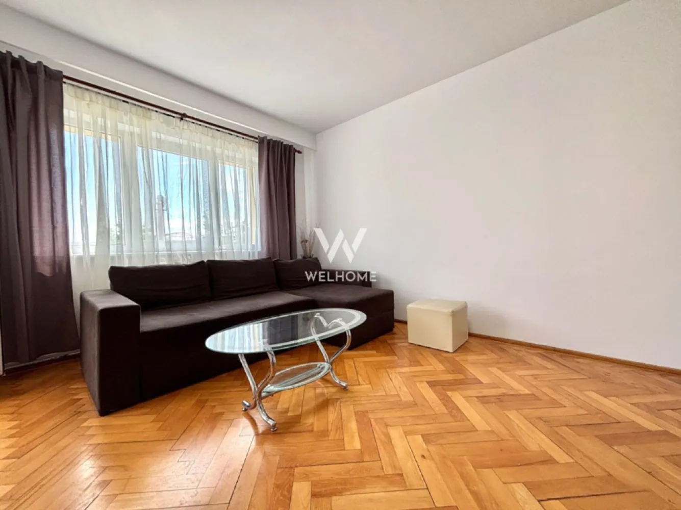 Apartament DECOMANDAT 3 camere cu PIVNIȚĂ - zona Terezian, Sibiu - Apartament 3 camere, 65 mp, ETAJ 2 - Terezian, Sibiu | Complet mobilat-utilat

 Are o suprafață utilă de 65 mp + balcon închis de 3.64 mp
 Situat la etajul 2 al unui bloc cu 4 etaje construit în anul 1989. 
Compartimentare:
- hol generos cu debara și multiple spații de depozitare, living spațios și luminos, , bucătărie separată, 2 dormitoare, 2 băi, balcon închis.
 Apartamentul este călduros, luminos și se vinde complet mobilat și utilat, fiind pregătit pentru mutare imediată. 
 În plus, proprietatea beneficiază și de pivniță, ideală pentru depozitare suplimentară (circa 5mp).
 Situat într-o zonă bine cotată, cartierul Terezian, apreciată pentru numeroasele facilități și accesul rapid către punctele de interes din oraș: supermarket-uri, stație de autobuz situată chiar la strada principală, școli și grădinițe, centrul orașului etc.
 Numeroase locuri de parcare publice atât în fața, cât și în spatele blocului.
 Ideal atât pentru locuit, cât și pentru investiție!
Disponibil IMEDIAT!

Preț: 135.000 Euro
Telefon: 0747.639.802 - Karina