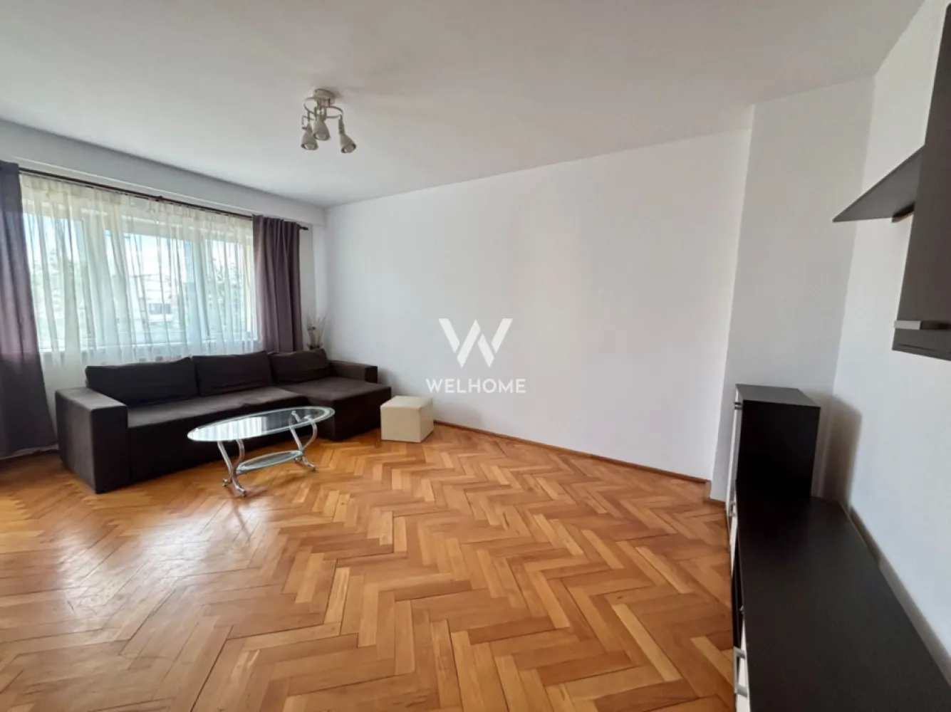 Apartament DECOMANDAT 3 camere cu PIVNIȚĂ - zona Terezian, Sibiu - Apartament 3 camere, 65 mp, ETAJ 2 - Terezian, Sibiu | Complet mobilat-utilat

 Are o suprafață utilă de 65 mp + balcon închis de 3.64 mp
 Situat la etajul 2 al unui bloc cu 4 etaje construit în anul 1989. 
Compartimentare:
- hol generos cu debara și multiple spații de depozitare, living spațios și luminos, , bucătărie separată, 2 dormitoare, 2 băi, balcon închis.
 Apartamentul este călduros, luminos și se vinde complet mobilat și utilat, fiind pregătit pentru mutare imediată. 
 În plus, proprietatea beneficiază și de pivniță, ideală pentru depozitare suplimentară (circa 5mp).
 Situat într-o zonă bine cotată, cartierul Terezian, apreciată pentru numeroasele facilități și accesul rapid către punctele de interes din oraș: supermarket-uri, stație de autobuz situată chiar la strada principală, școli și grădinițe, centrul orașului etc.
 Numeroase locuri de parcare publice atât în fața, cât și în spatele blocului.
 Ideal atât pentru locuit, cât și pentru investiție!
Disponibil IMEDIAT!

Preț: 135.000 Euro
Telefon: 0747.639.802 - Karina