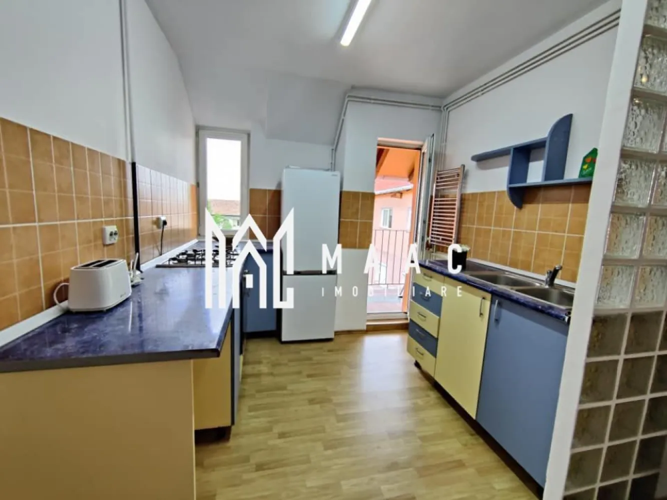Apartament 3 camere I Decomandat I Zona Hipodrom - MAAC Imobiliare vă prezintă un apartament cu 3 camere, situat in zona Mihai Viteazu. Locuinta este compartimentata in 2 unitati locative astfel: 1- hol de acces, hol intermediar, living open space cu bucatarie, baie cu cada și geam, balcon orientare estica, dormitor la etaj. 2- hol, bucătărie, baie cu cabina de dus și geam, balcon, dormitor, camera la etaj. Se vinde mobilat și utilat cum se prezinta in poze. Apartamentul are o suprafață utila de 74 mp utili, restul, pana la 126 mp totali, fiind pod si balcoane ( un singur CF). Este potrivit atât ca locuinta personala cât și pentru investiție, datorita compartimentării camerelor și a contorizarii separate. In zona se regăsesc magazine, farmacii, bănci, grădiniță, scoli. Se afla in imediata apropiere a Parcului Sub Arini. Pentru mai multe detalii sau pentru a programa o vizionare precizati ca ati vazut anuntul cu ID:CP2267546 }}