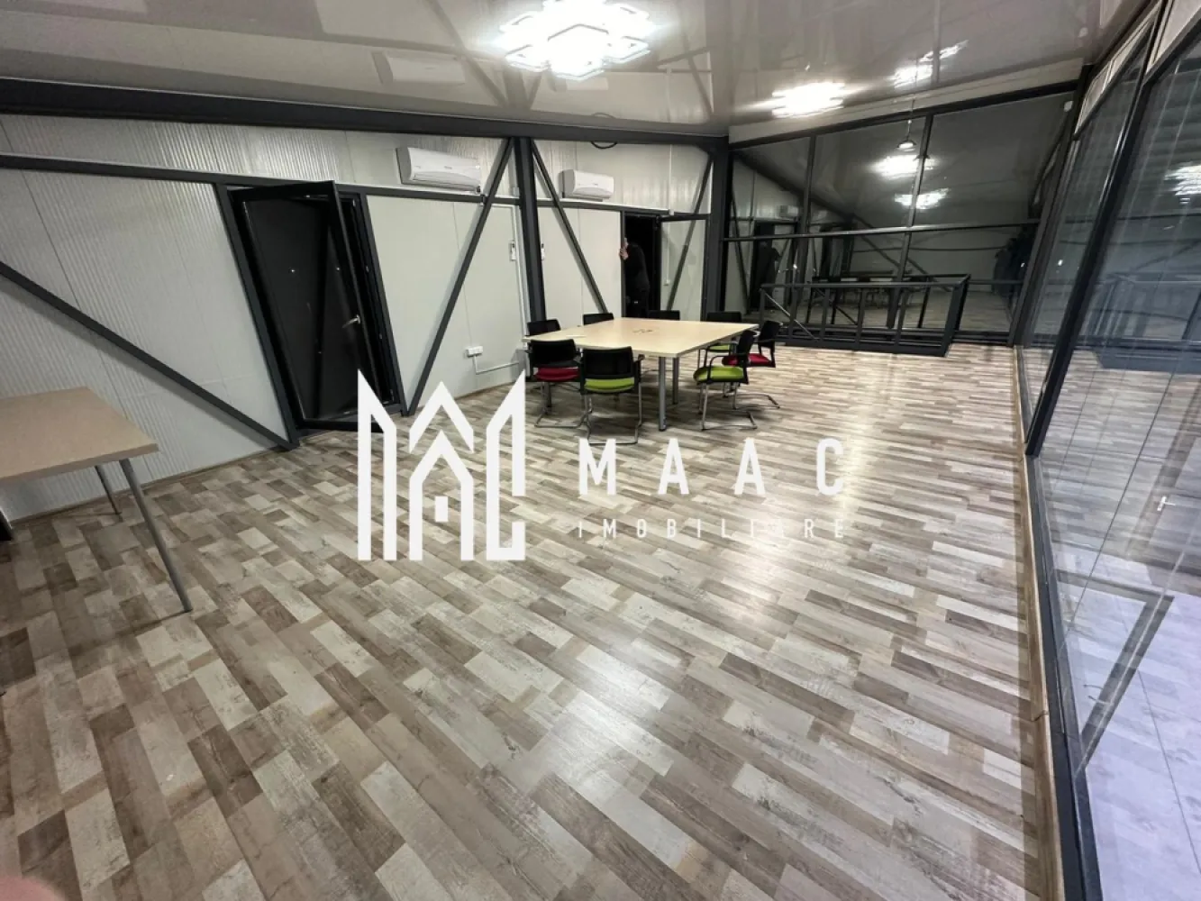 Hala | 250 MP | Teren 11.000 mp | - MAAC Imobiliare vă oferă spre vânzare o hală situată în Vestem, pe un teren cu suprafața de 11.000 mp, dotată cu toate utilitățile necesare și cu PUZ aprobat. Proprietatea beneficiază de o bandă de accelerare și oferă posibilitatea de a construi suplimentar pe o suprafață de 4750 mp, având regim de înălțime P+1+2. Prețul de vânzare este de 900.000 EUR. Pentru mai multe detalii sau pentru a programa o vizionare a halei, nu ezitați să ne contactați:CP2266280 }}