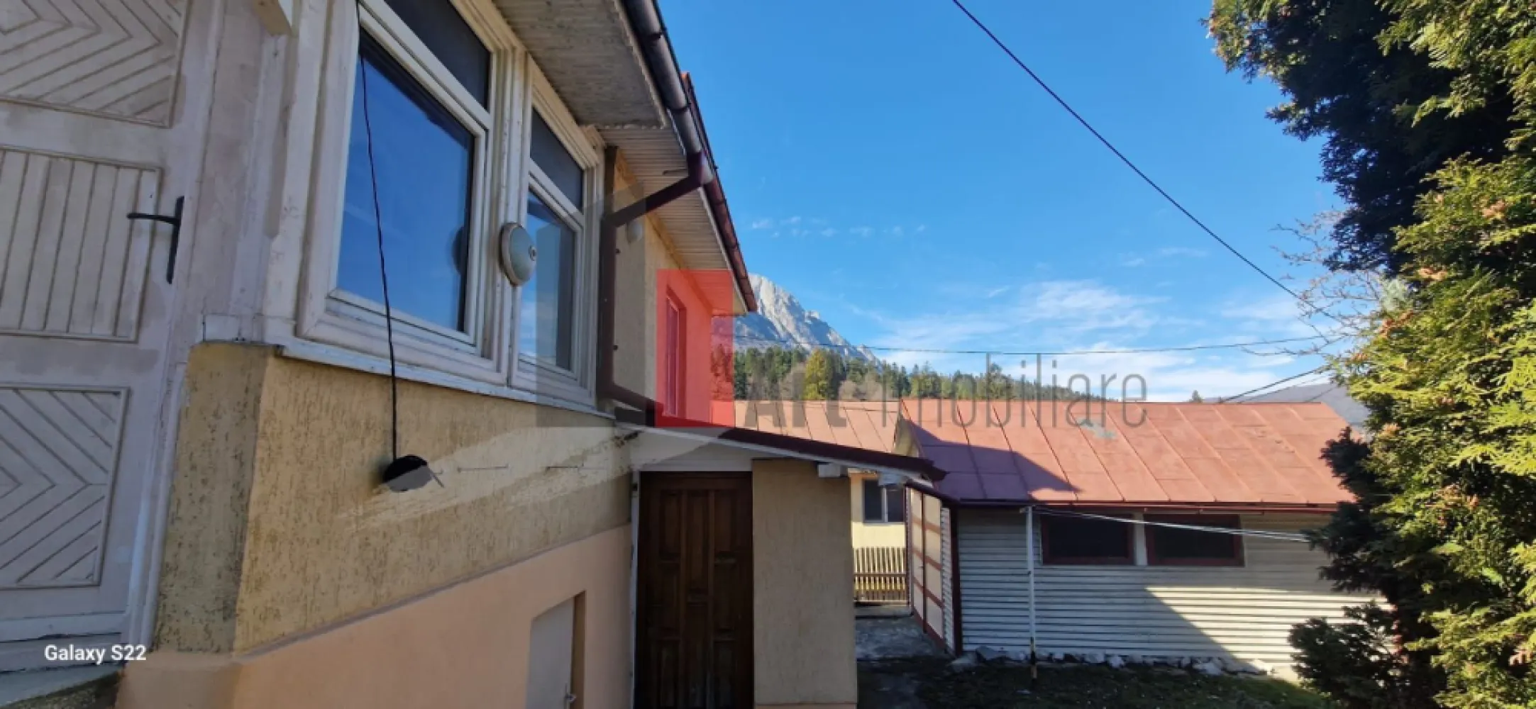 CASA DE VANZARE IN BUSTENI- POIANA TAPULUI - Va prezentam spre vanzare o casa in oras BUSTENI cartier POIANA TAPULUI.
 Casa are 3 camere , bucatarie, baie, hol, garaj .
 Proprietatea are un teren de 272mp. 
 Accesul la proprietate este facil.
 Asezarea locuintei ofera o priveliste deosebit de frumoasa si relaxanta. 
 Pentru mai multe imformatii sau vizionare va rog sa sunati la 0722 371 033.