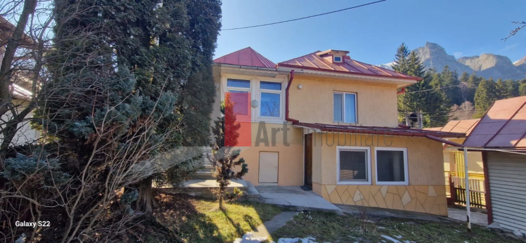 CASA DE VANZARE IN BUSTENI- POIANA TAPULUI - Va prezentam spre vanzare o casa in oras BUSTENI cartier POIANA TAPULUI.
 Casa are 3 camere , bucatarie, baie, hol, garaj .
 Proprietatea are un teren de 272mp. 
 Accesul la proprietate este facil.
 Asezarea locuintei ofera o priveliste deosebit de frumoasa si relaxanta. 
 Pentru mai multe imformatii sau vizionare va rog sa sunati la 0722 371 033.