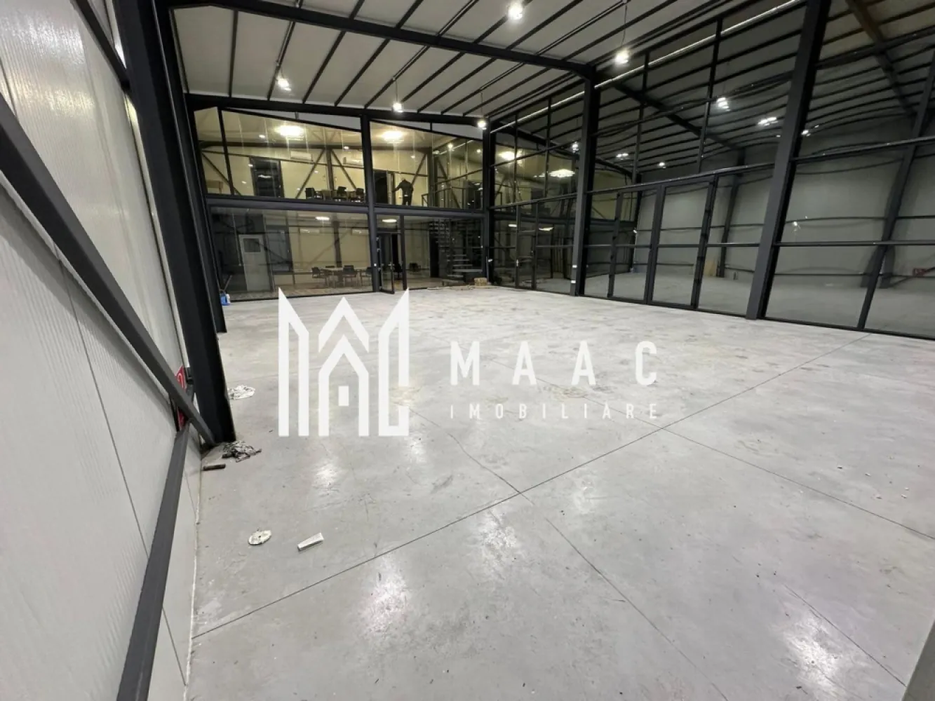 Hala | 250 MP | Teren 3900 MP | - MAAC Imobiliare vă oferă spre vânzare o hală situată în Vestem, pe un teren cu suprafața de 3900 mp, dotată cu toate utilitățile necesare și cu PUZ aprobat. Proprietatea beneficiază de o bandă de accelerare și oferă posibilitatea de a construi suplimentar pe o suprafață de 4750 mp, având regim de înălțime P+1+2. Prețul de vânzare este de 550.000 EUR. Pentru mai multe detalii sau pentru a programa o vizionare a halei, nu ezitați să ne contactați:CP2266081 }}