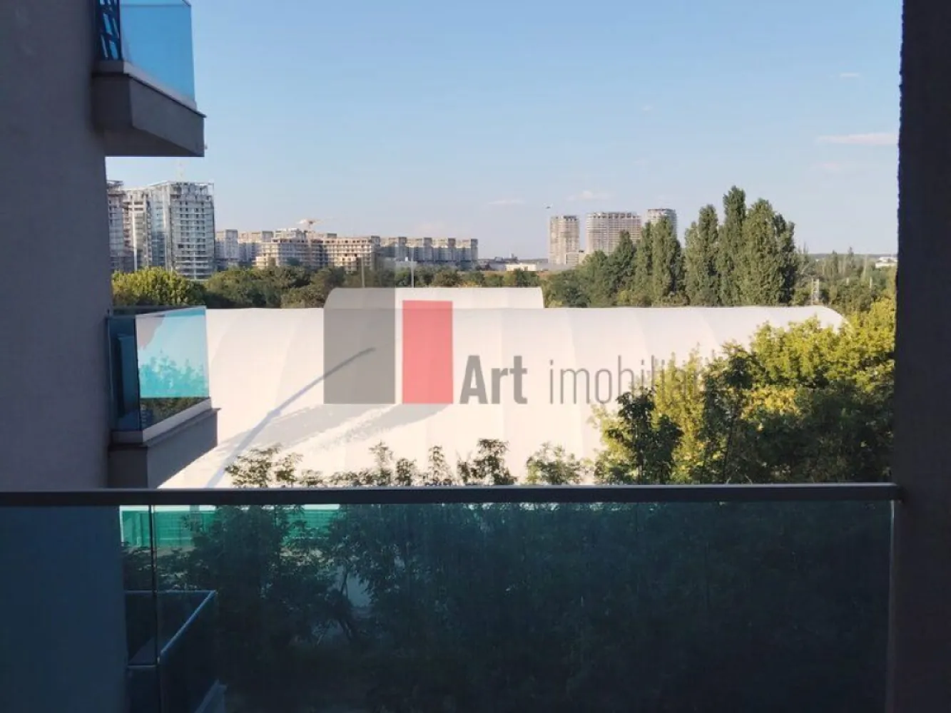 APARTAMENT 3 CAMERE LUX FLOREASCA - Va oferim spre vanzare un apartament de 3 camere decomadate situat in zona Floreasca.
 Se afla intr-un bloc de apartamente construit in anul 2022,la etajul 4 din 9 si detine o 
suprafata de70mp si terasa de 8mp.
 Apartamentul este format din living , 2 dormitoare , bucatarie ,baie, hol, terasa. 
 Apartamentul se vinde mobilat si utilat. 
 Apartamentul are loc de parcare in subsolul blocului inclus in pret.
 In apropiere se afla complexul Promenada si metroul Aurel Vlaicu.
 Pentru alte detalii sau imformatii va rugam sa ne contactati la 0722 371 033.